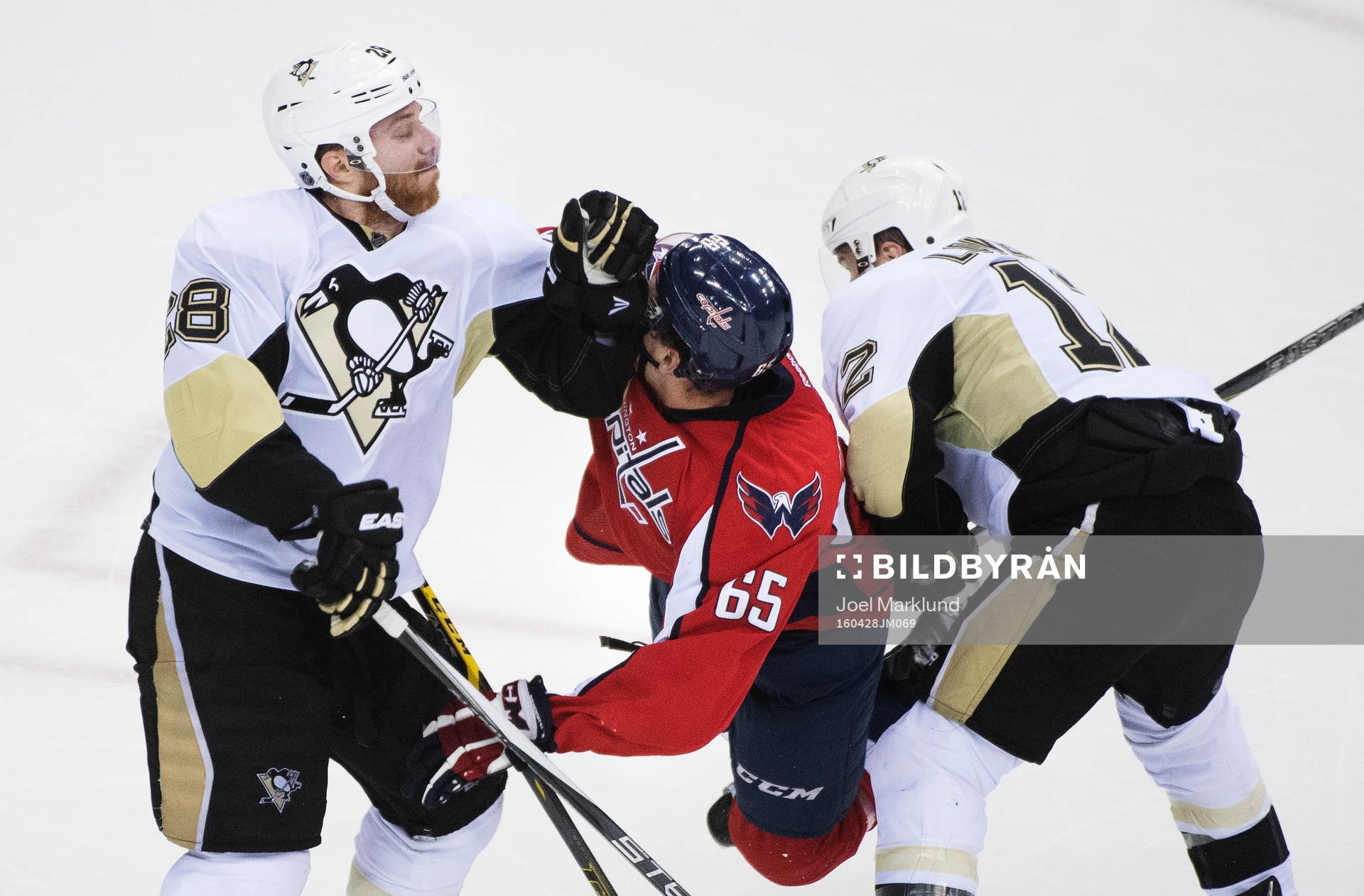 Pittsburghs Ian Cole tacklar Washingtons Andre Burakovsky