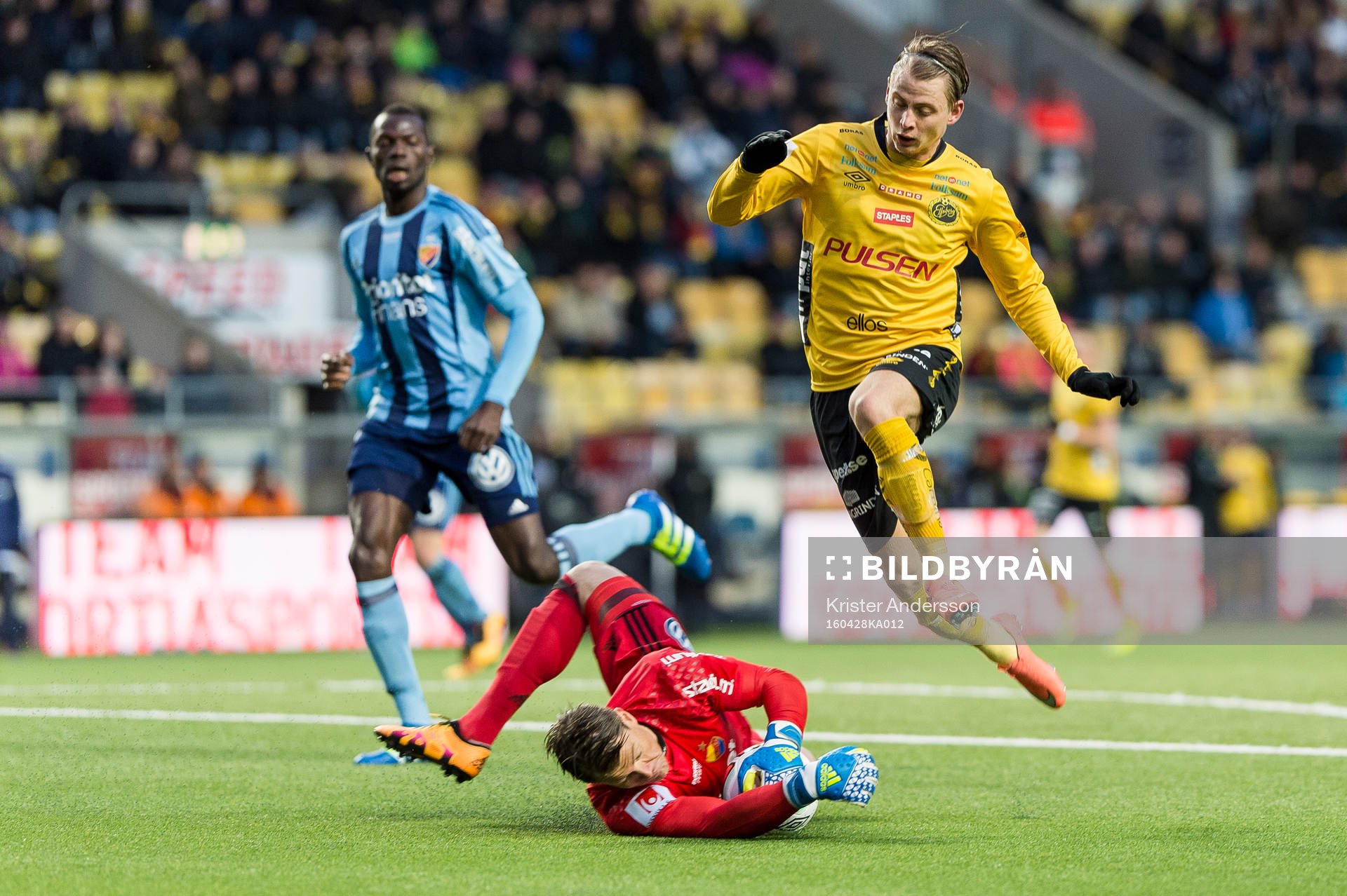 Djurgårdens målvakt Kenneth Høie räddar framför fötterna på Elfsborgs Simon Hedlund under fotbollsmatchen i Allsvenskan mellan Elfsborg och Djurgården den 28 april 2016 i BORÅS.