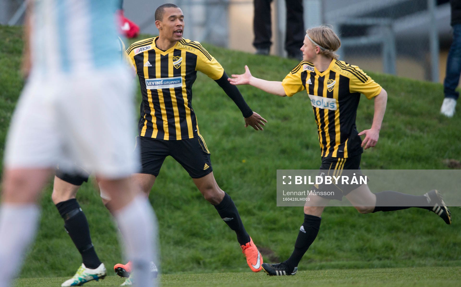 IFK Hässleholms Kevin Thompson har gjort 1-0 och grattas