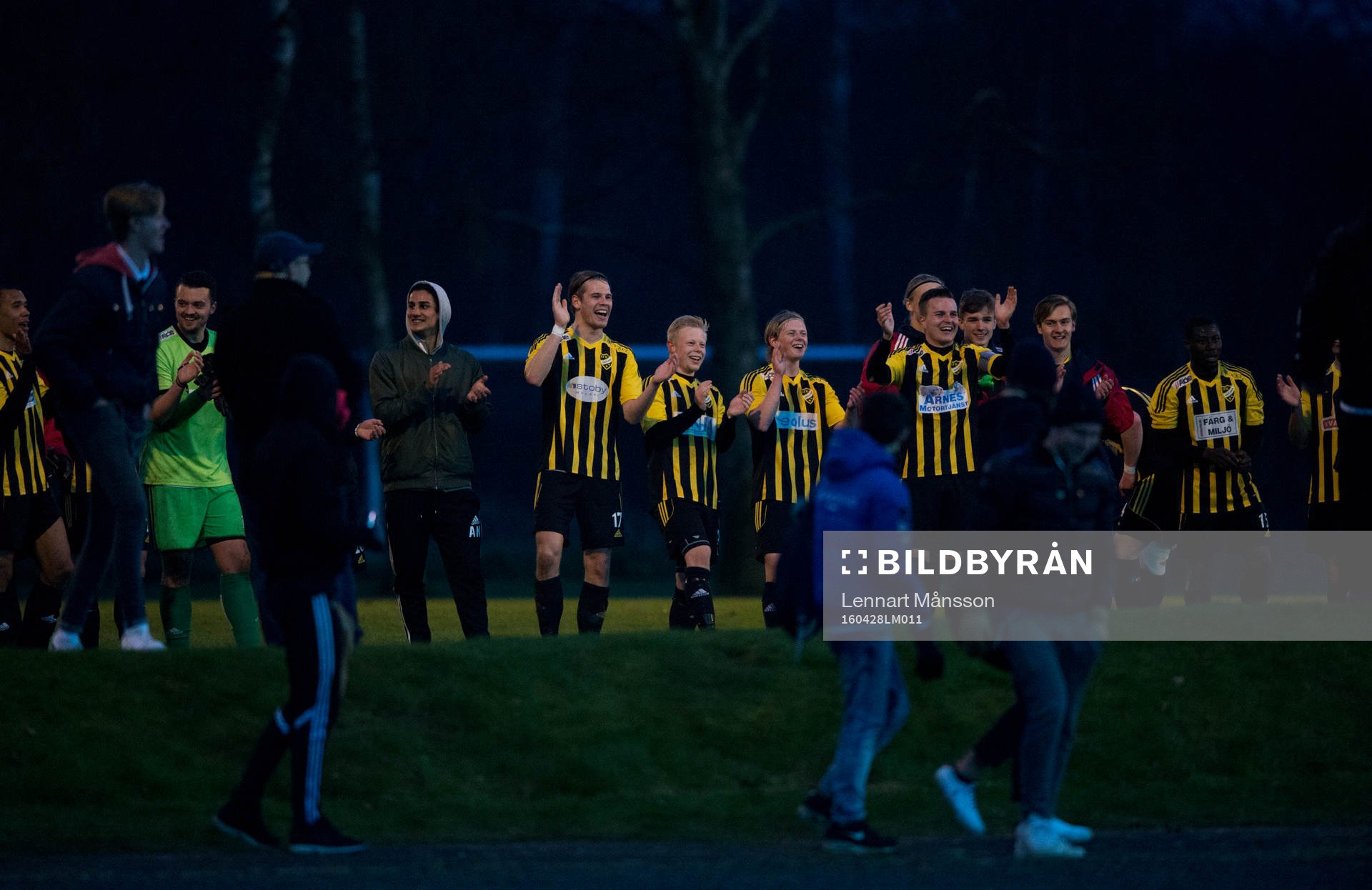 IFK tackar publiken i matchen i division 2 mellan IFK