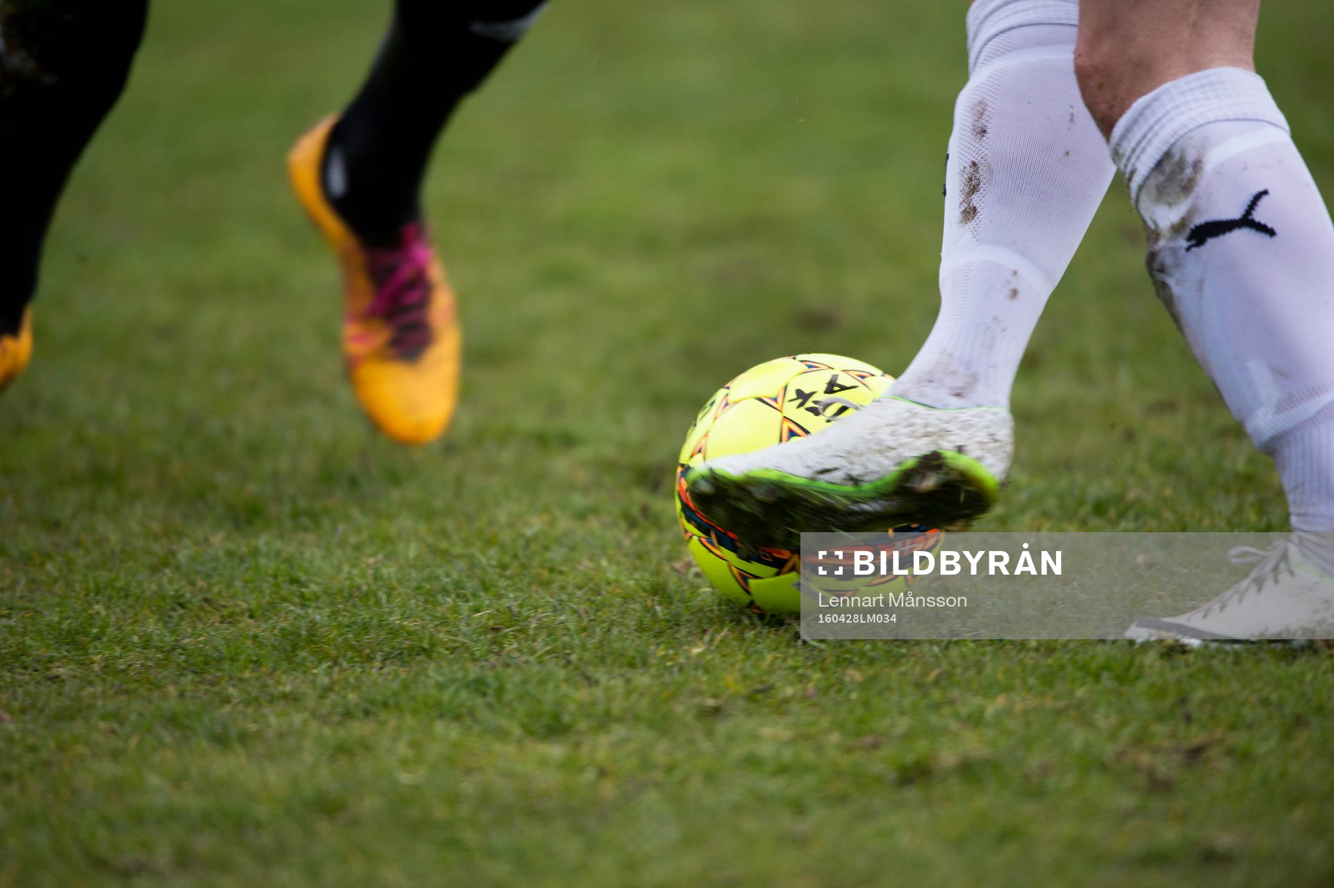 Dribbling i matchen i division 2 mellan IFK Hässleholm och IFK Malmö i Hässleholm 28 april 2016.