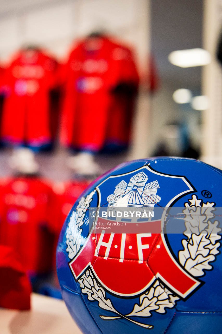 En fotboll med Helsingborgs klubbmärke i HIFs souvenirbutik