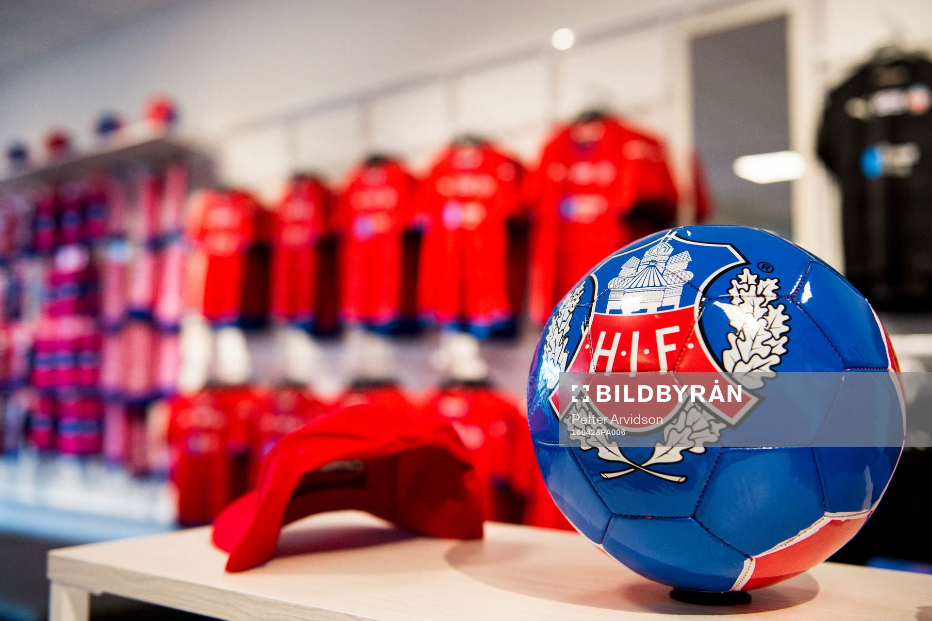 En fotboll med Helsingborgs klubbmärke i HIFs souvenirbutik