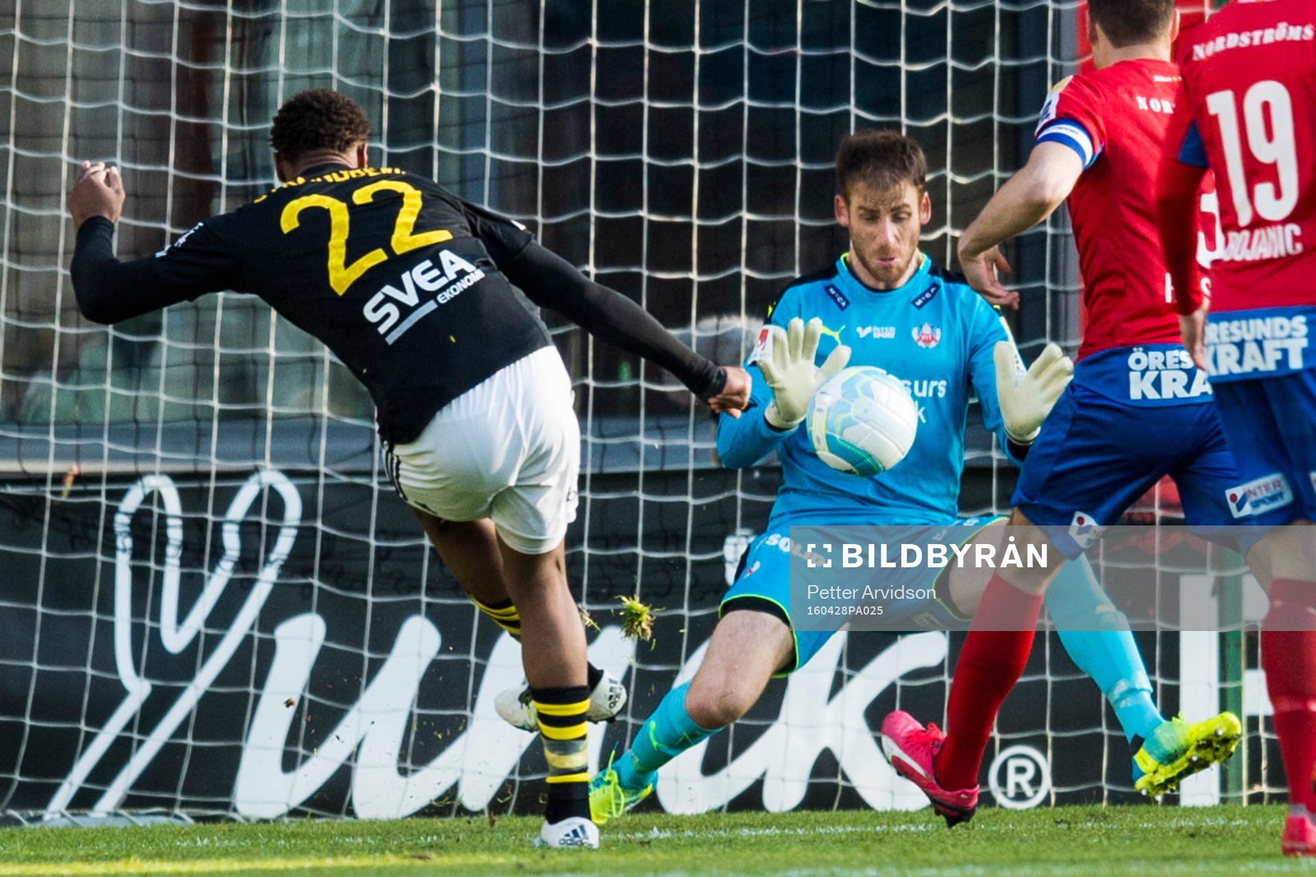 s Carlos Strandberg med målchans mot Helsingborgs målvakt