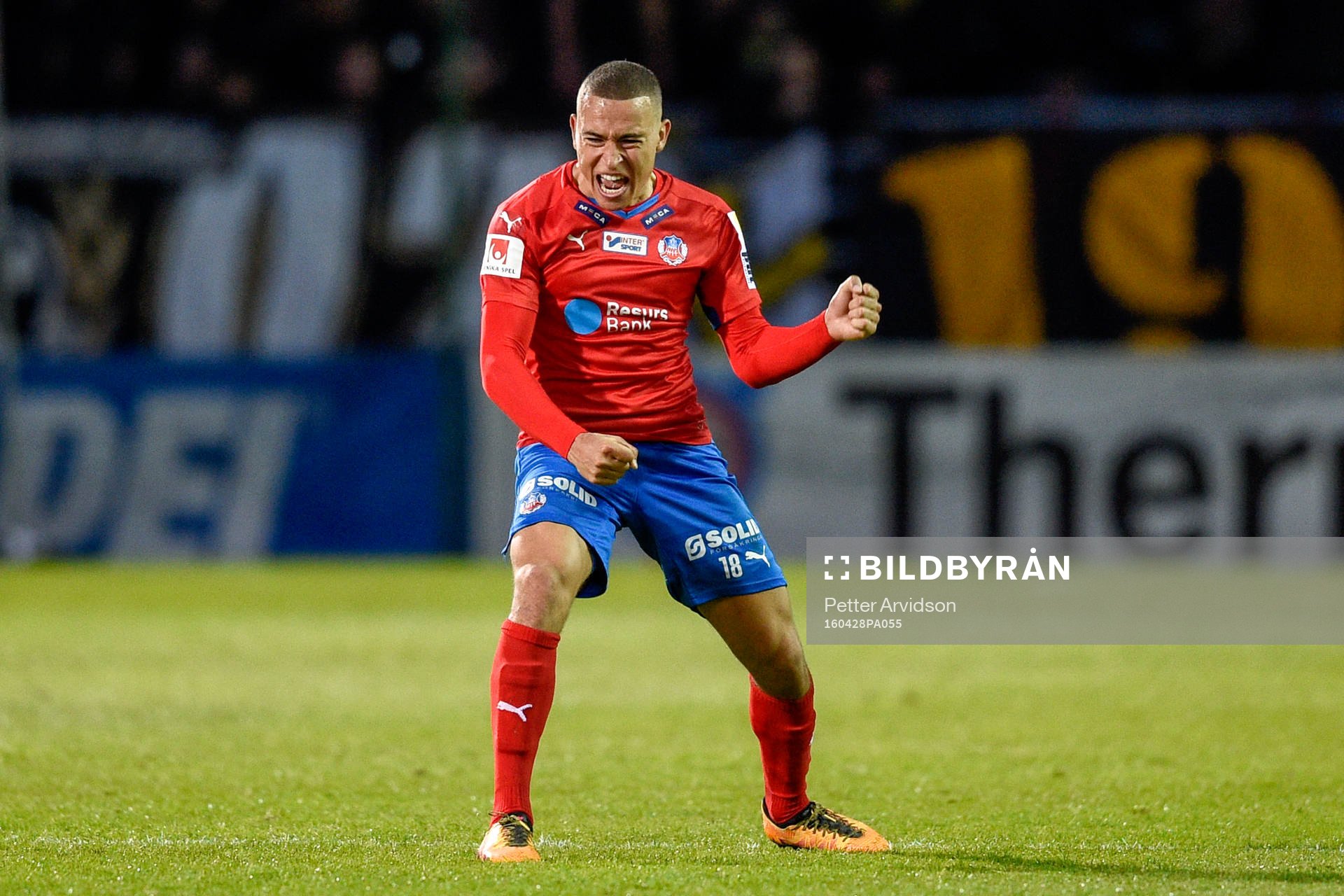 Helsingborgs Jordan Larsson jublar efter fotbollsmatchen i Allsvenskan mellan Helsingborg och AIK den 28 april 2016 i Helsingborg.