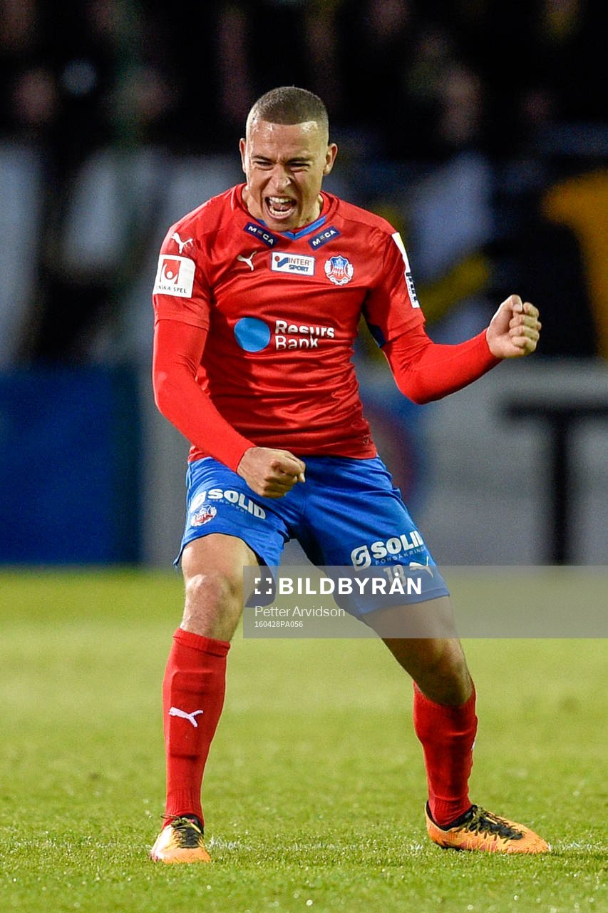 Helsingborgs Jordan Larsson jublar efter fotbollsmatchen i Allsvenskan mellan Helsingborg och AIK den 28 april 2016 i Helsingborg.