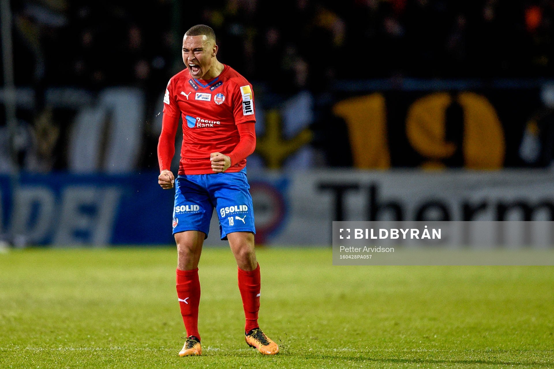 Helsingborgs tvåmålsskytt Jordan Larsson jublar efter fotbollsmatchen i Allsvenskan mellan Helsingborg och AIK den 28 april 2016 i Helsingborg.