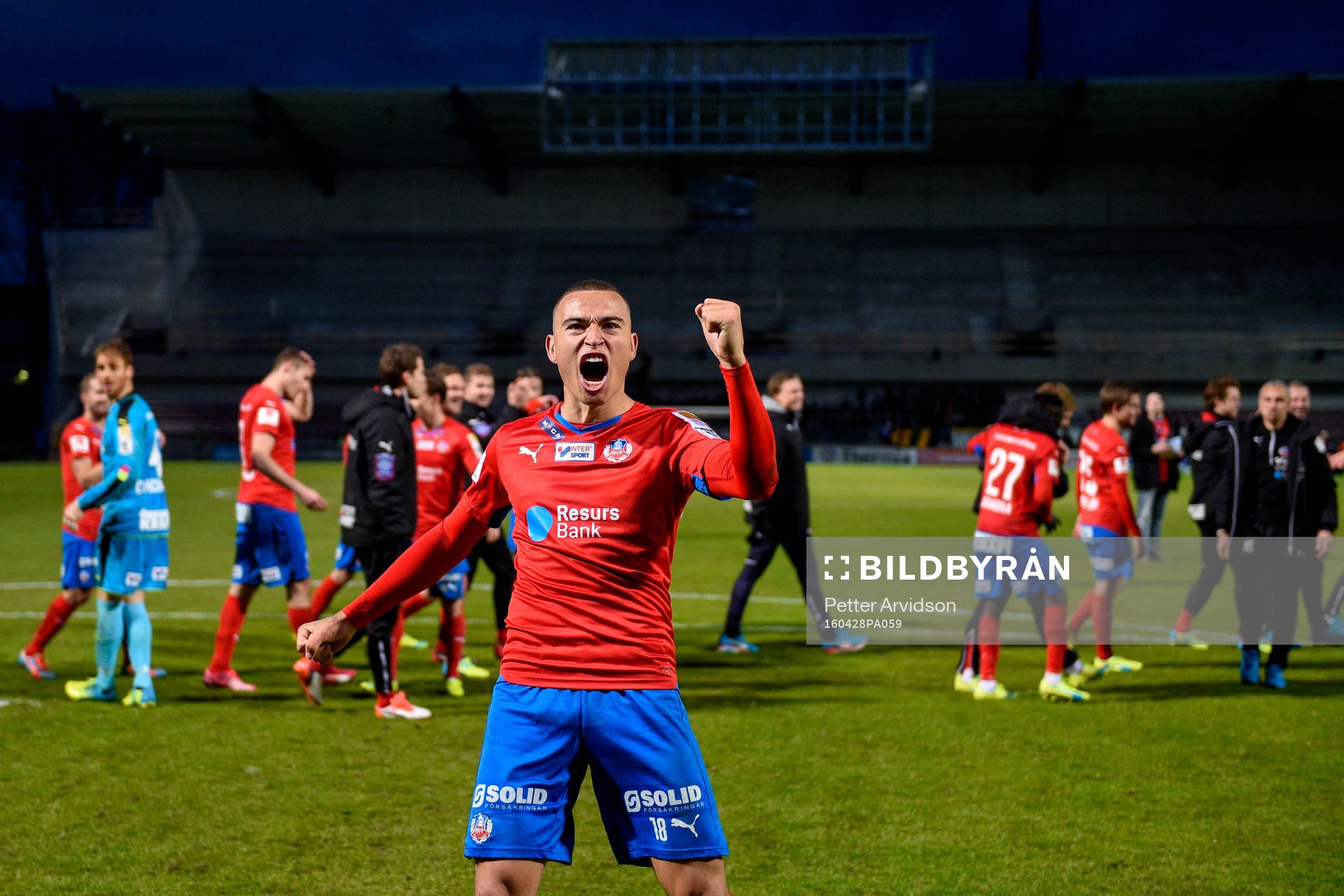 Helsingborgs tvåmålsskytt Jordan Larsson jublar efter fotbollsmatchen i Allsvenskan mellan Helsingborg och AIK den 28 april 2016 i Helsingborg.