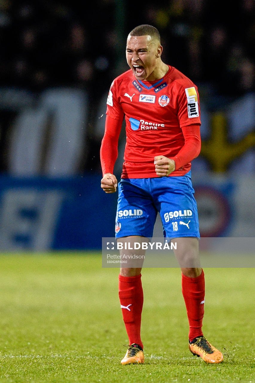 Helsingborgs tvåmålsskytt Jordan Larsson jublar efter fotbollsmatchen i Allsvenskan mellan Helsingborg och AIK den 28 april 2016 i Helsingborg.