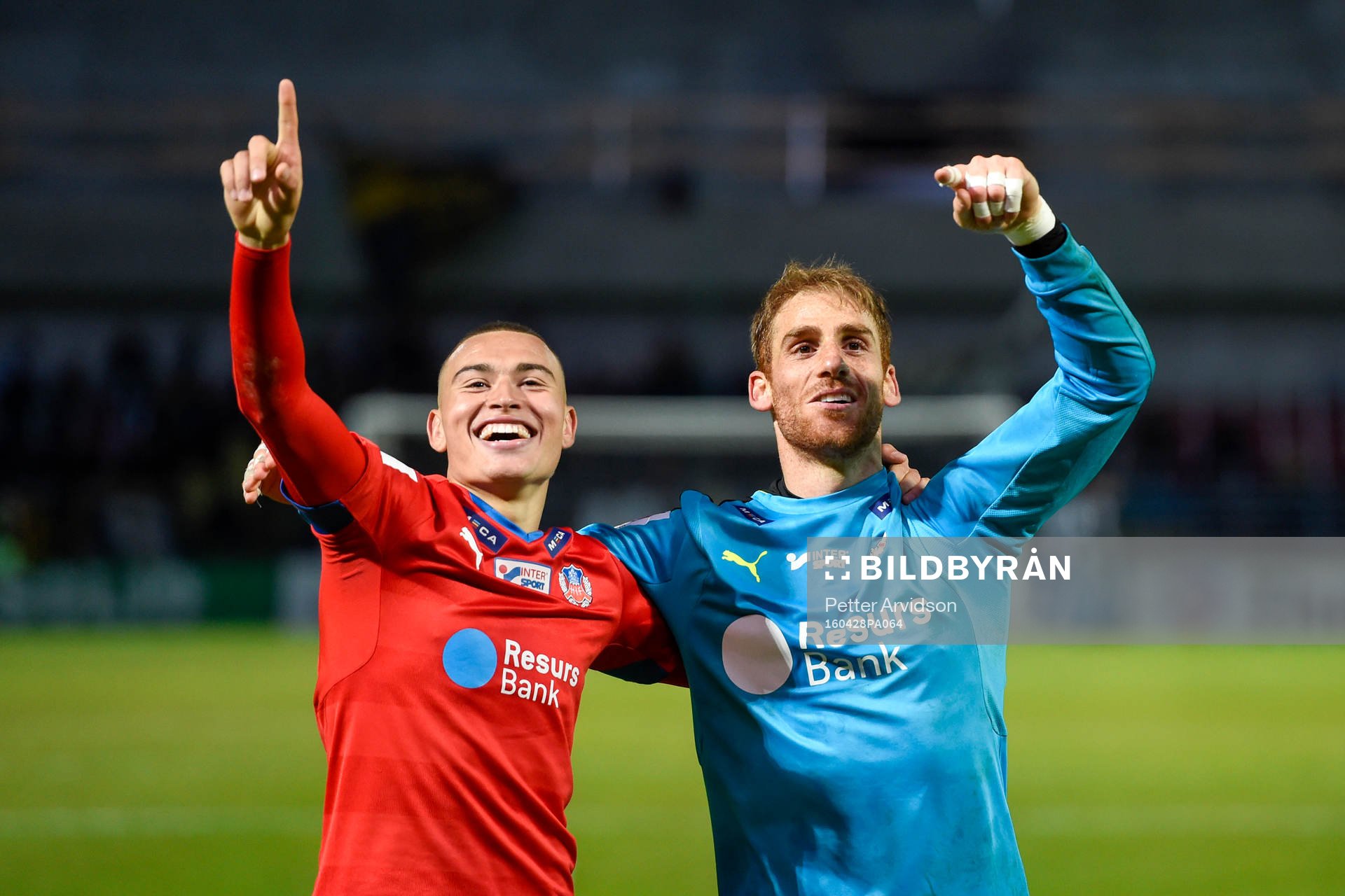 Helsingborgs Jordan Larsson och målvakt Tomer Chencinski jublar efter fotbollsmatchen i Allsvenskan mellan Helsingborg och AIK den 28 april 2016 i Helsingborg.