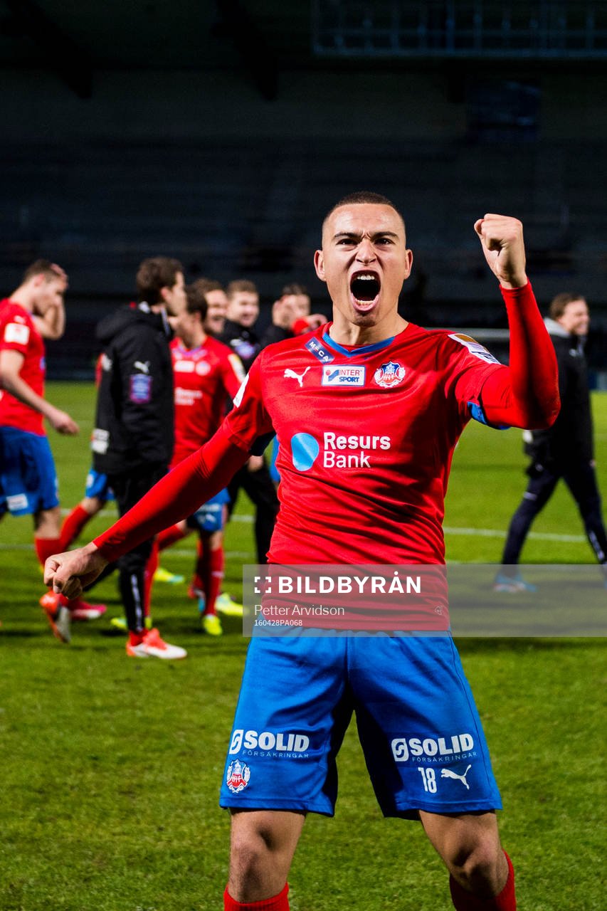 Helsingborgs Jordan Larsson jublar mot publiken