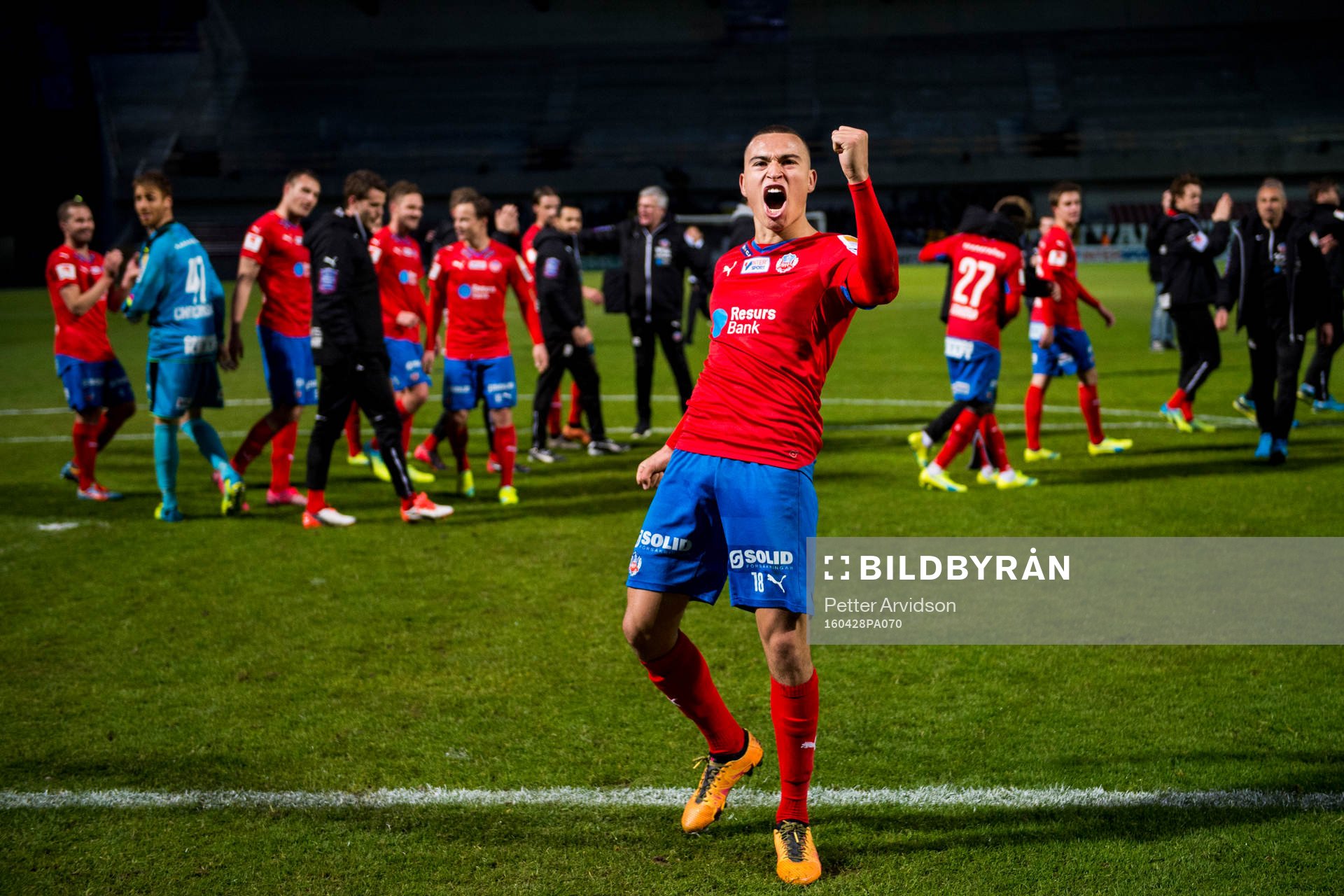 Helsingborgs Jordan Larsson jublar mot publiken