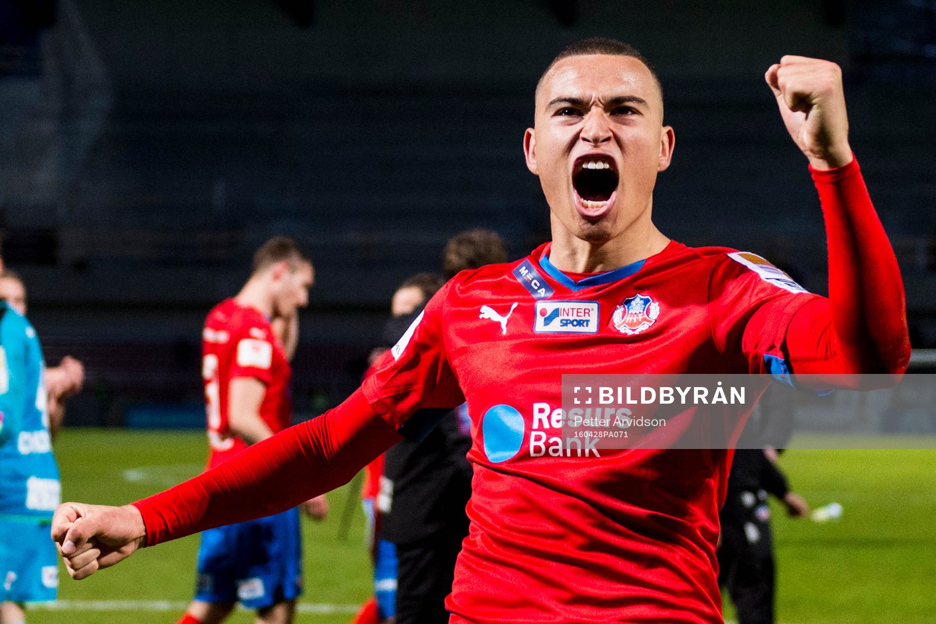 Helsingborgs Jordan Larsson jublar mot publiken
