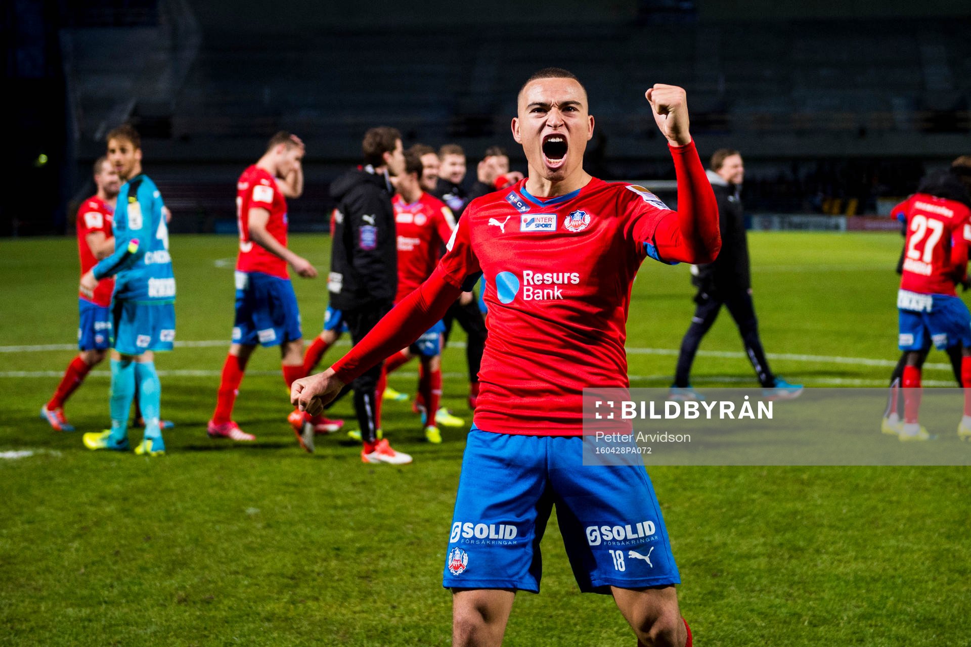 Helsingborgs Jordan Larsson jublar mot publiken