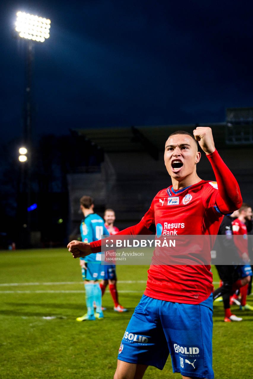 Helsingborgs Jordan Larsson jublar mot publiken