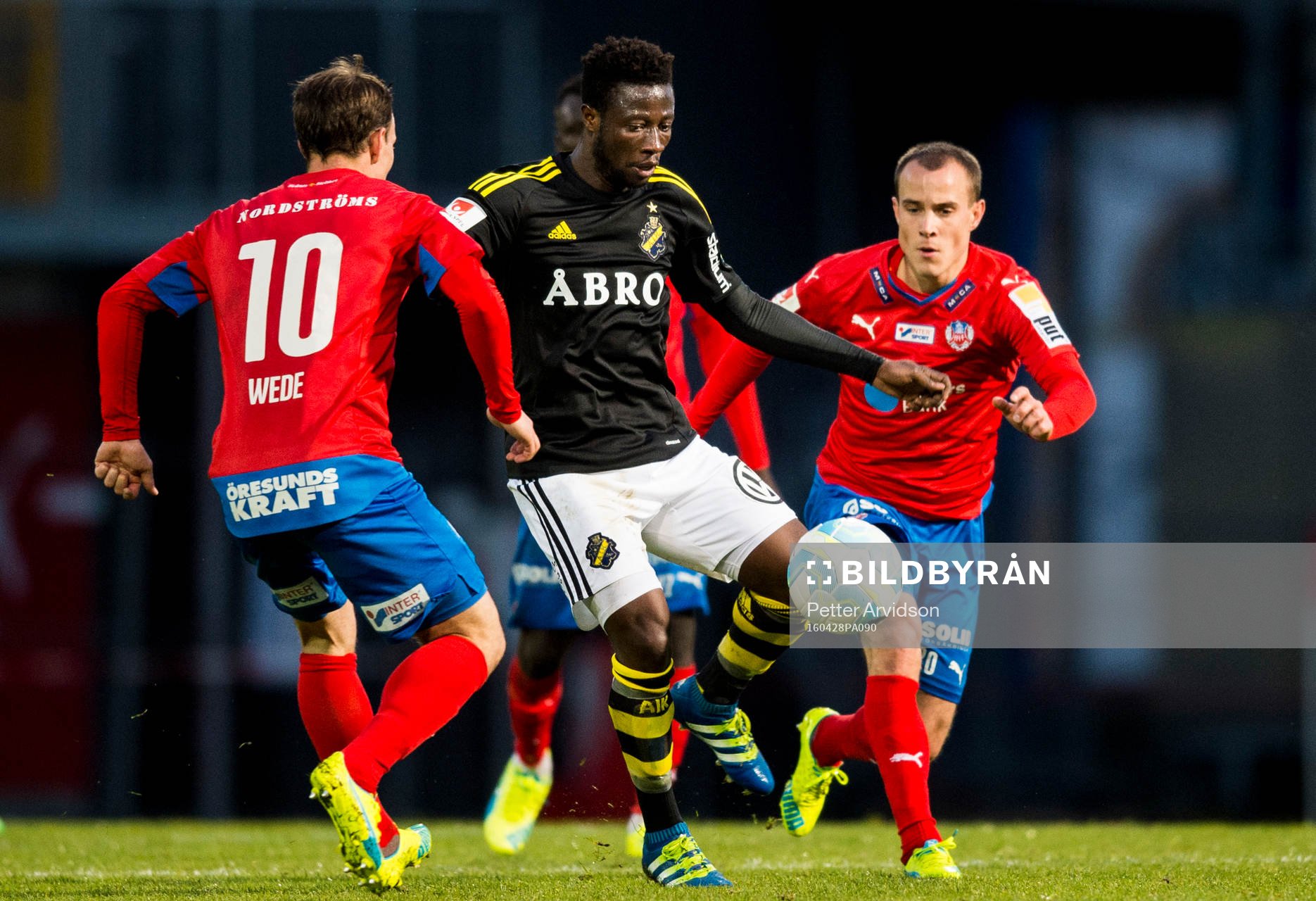 s Ebenezer Ofori mot Helsingborgs Anton Wede och Carl Wede