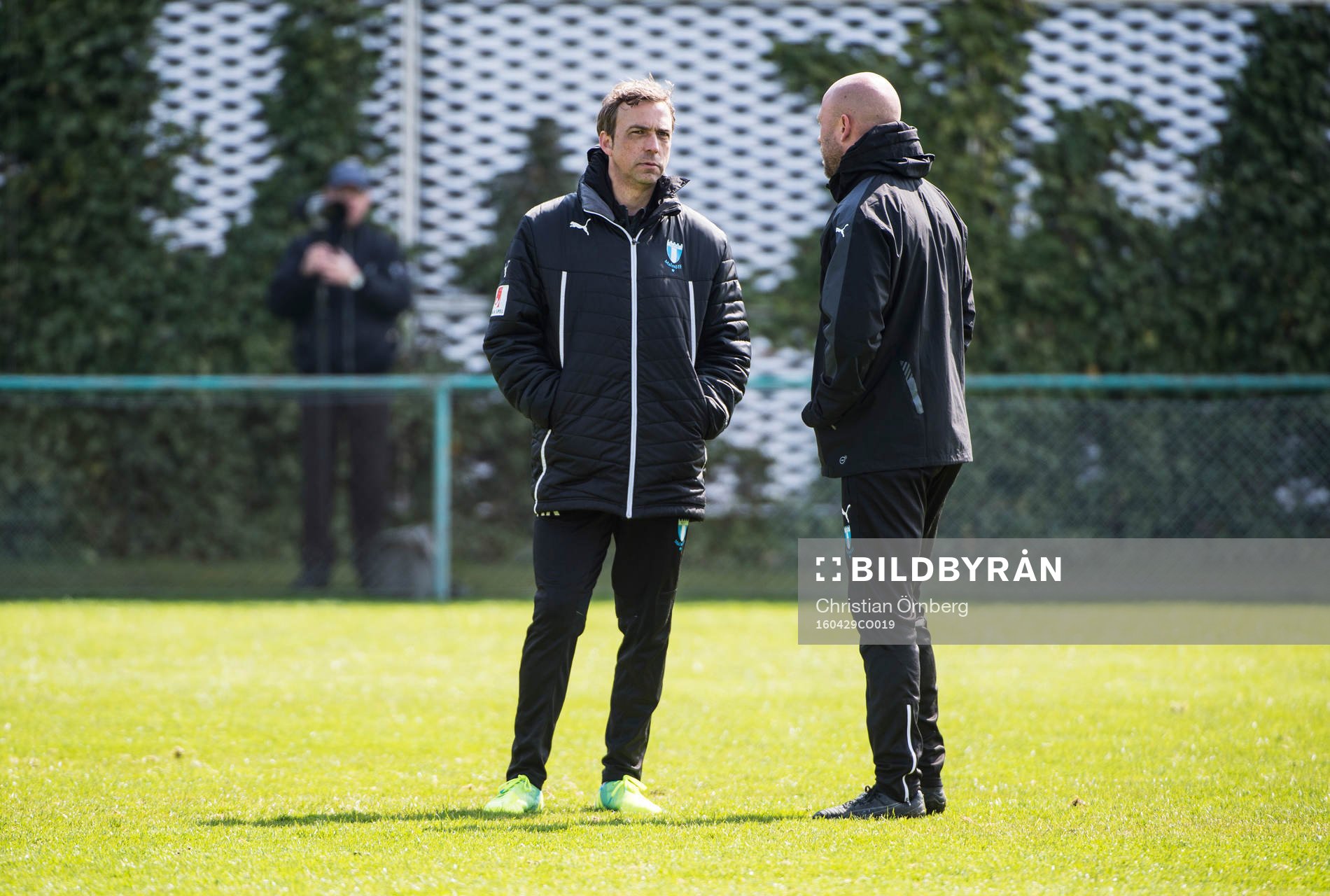 Tränarna Allan Kuhn och Olof Persson under Malmö FFs träning den 29 april 2016 i Malmö.