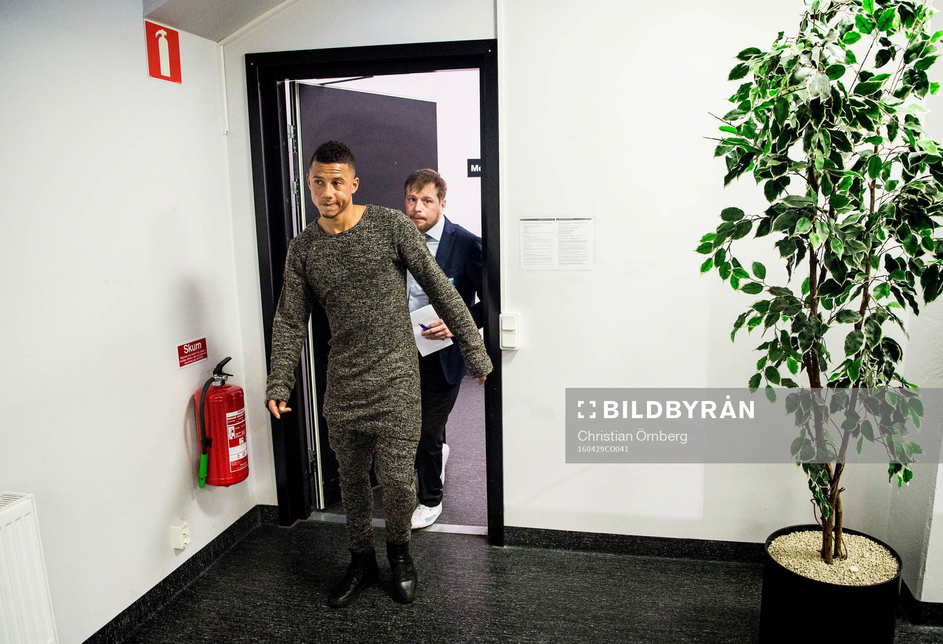Presschef Peter Åhlander och Tobias Sana