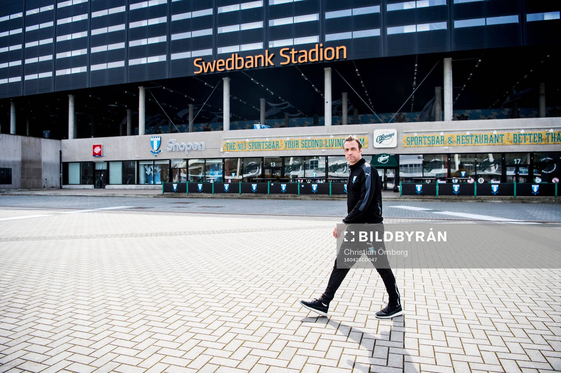 Huvudtränaren i Malmö FF, Allan Kuhn, utanför Swedbank