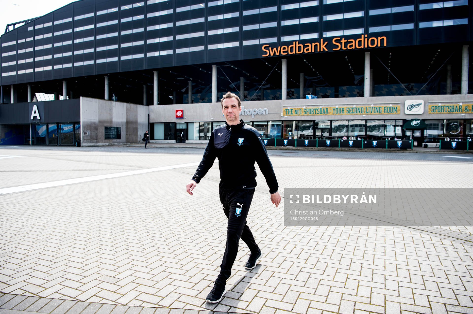 Huvudtränaren i Malmö FF, Allan Kuhn, utanför Swedbank