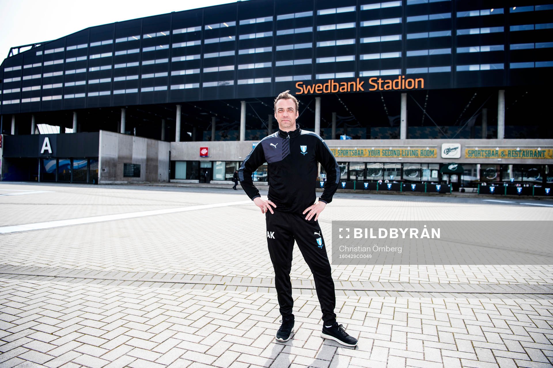 Huvudtränaren i Malmö FF, Allan Kuhn, utanför Swedbank
