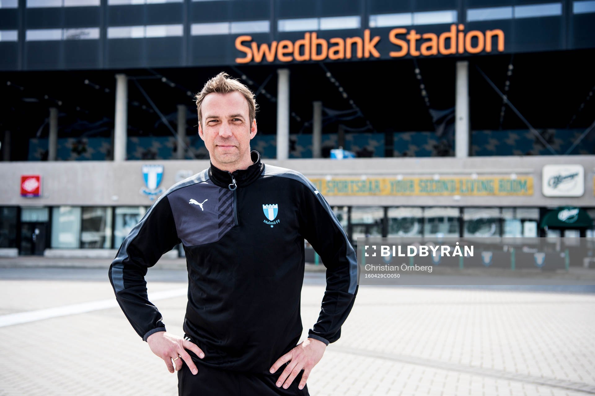 Huvudtränaren i Malmö FF, Allan Kuhn, utanför Swedbank