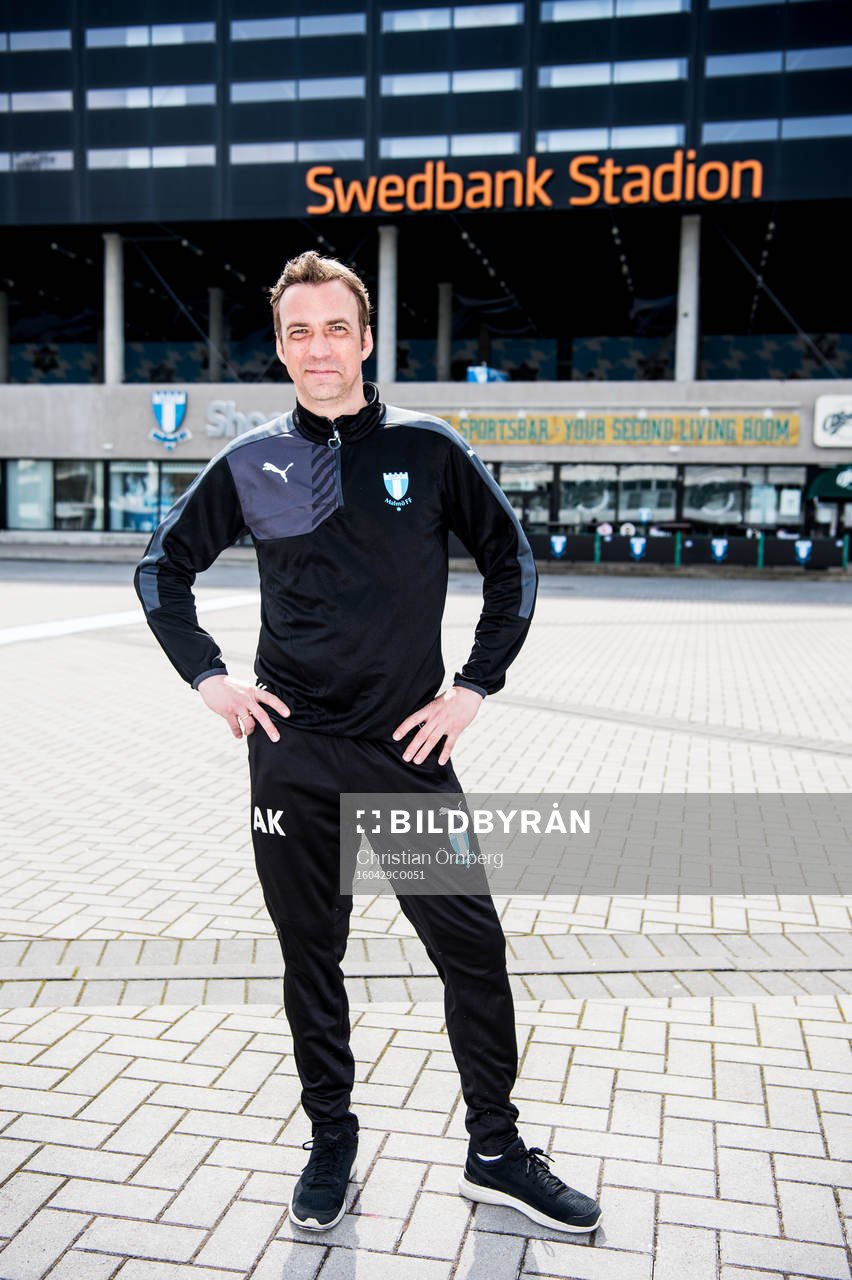 Huvudtränaren i Malmö FF, Allan Kuhn, utanför Swedbank