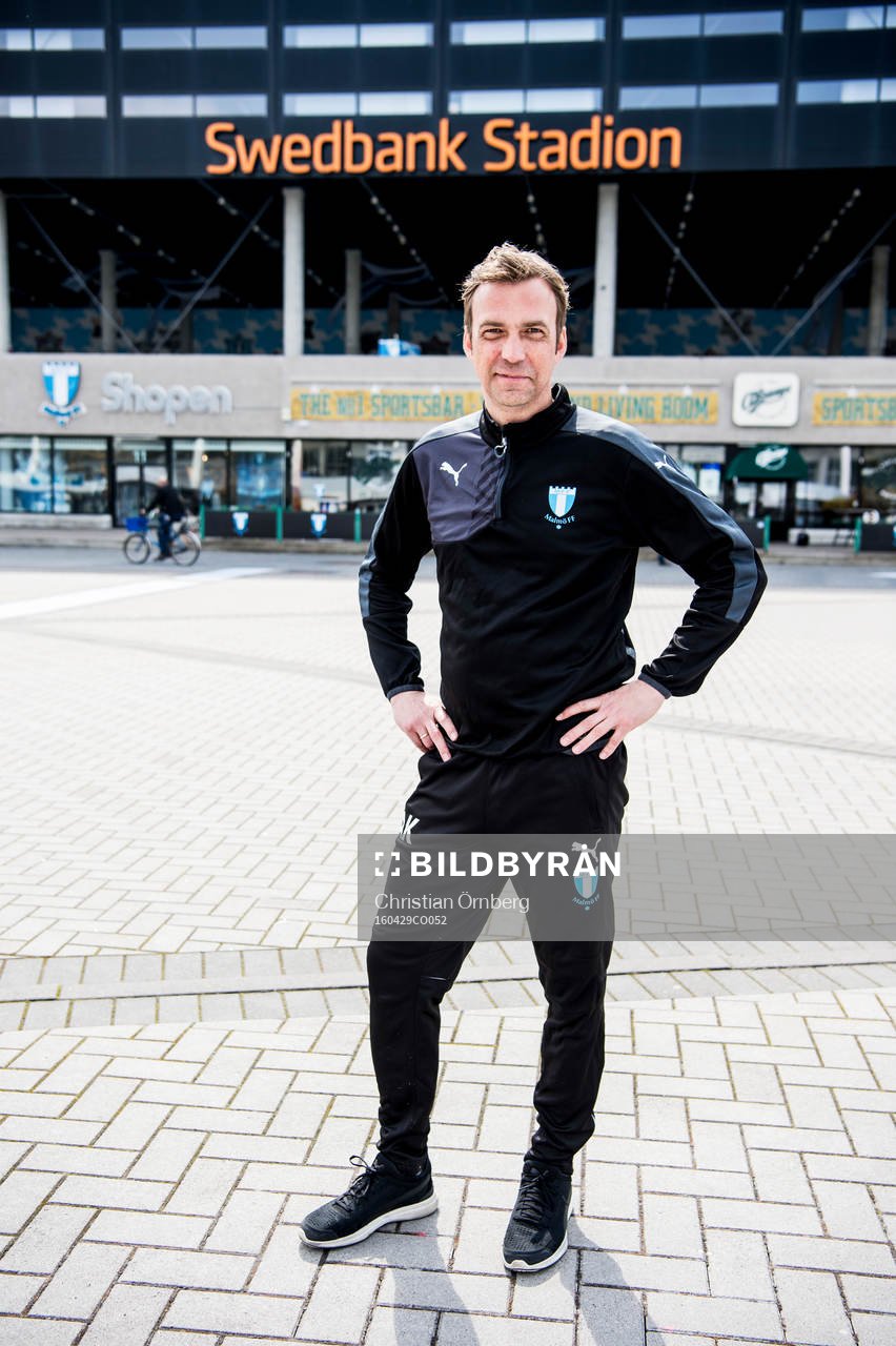 Huvudtränaren i Malmö FF, Allan Kuhn, utanför Swedbank