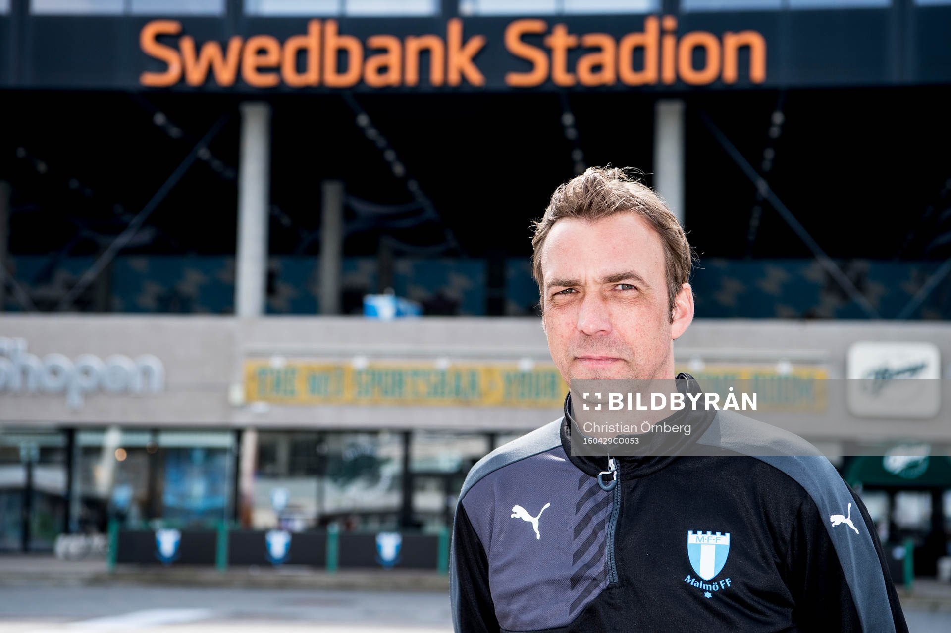 Huvudtränaren i Malmö FF, Allan Kuhn, utanför Swedbank