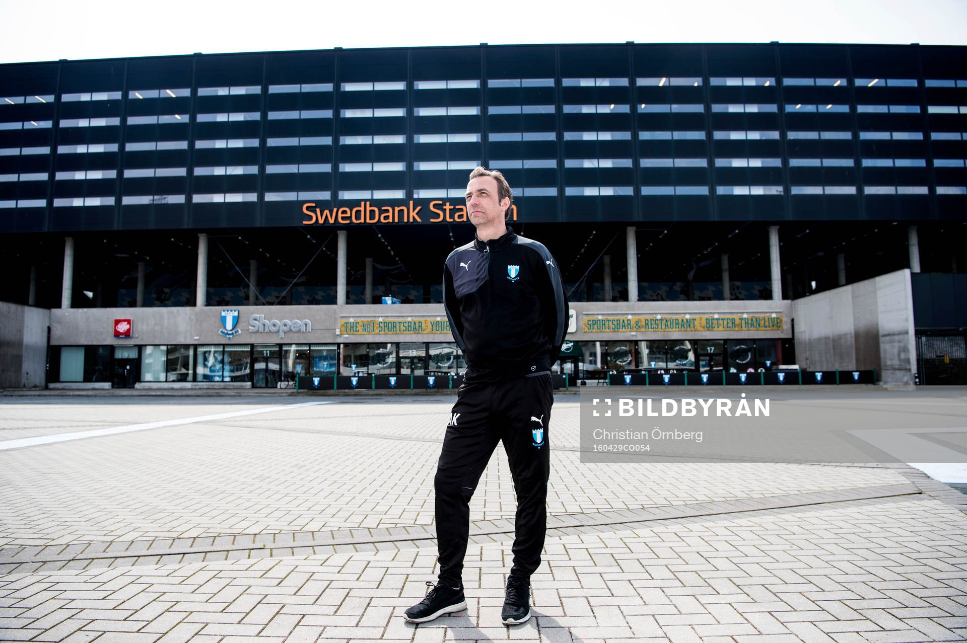Huvudtränaren i Malmö FF, Allan Kuhn, utanför Swedbank