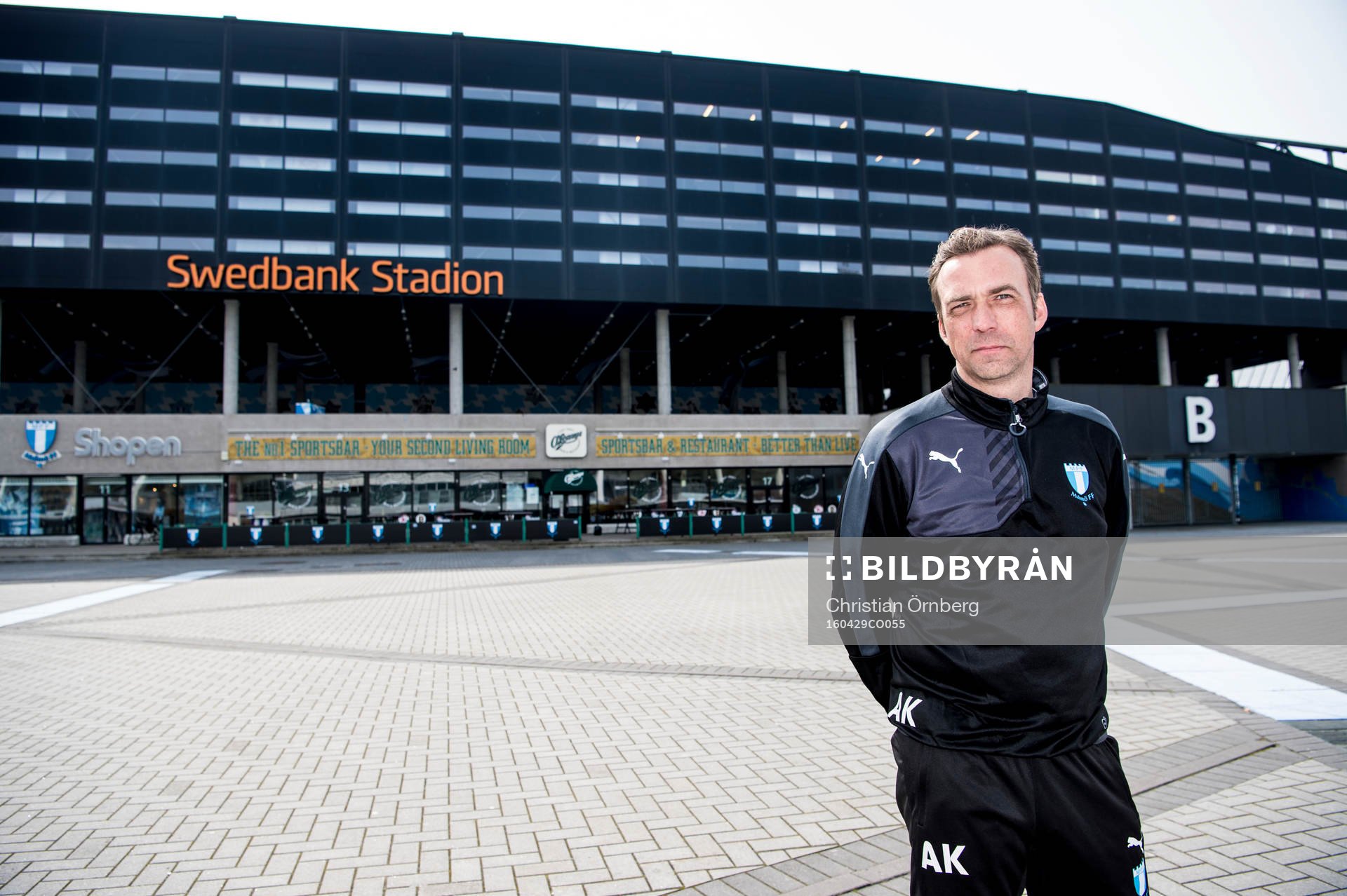 Huvudtränaren i Malmö FF, Allan Kuhn, utanför Swedbank