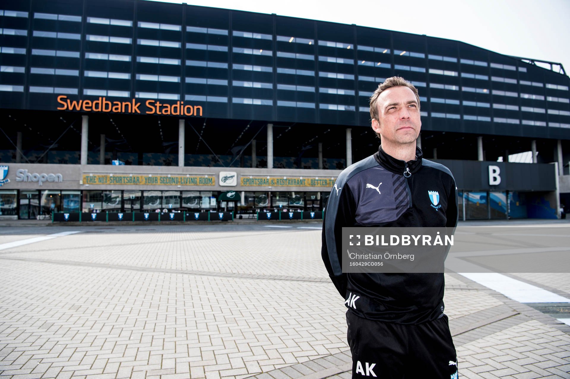Huvudtränaren i Malmö FF, Allan Kuhn, utanför Swedbank