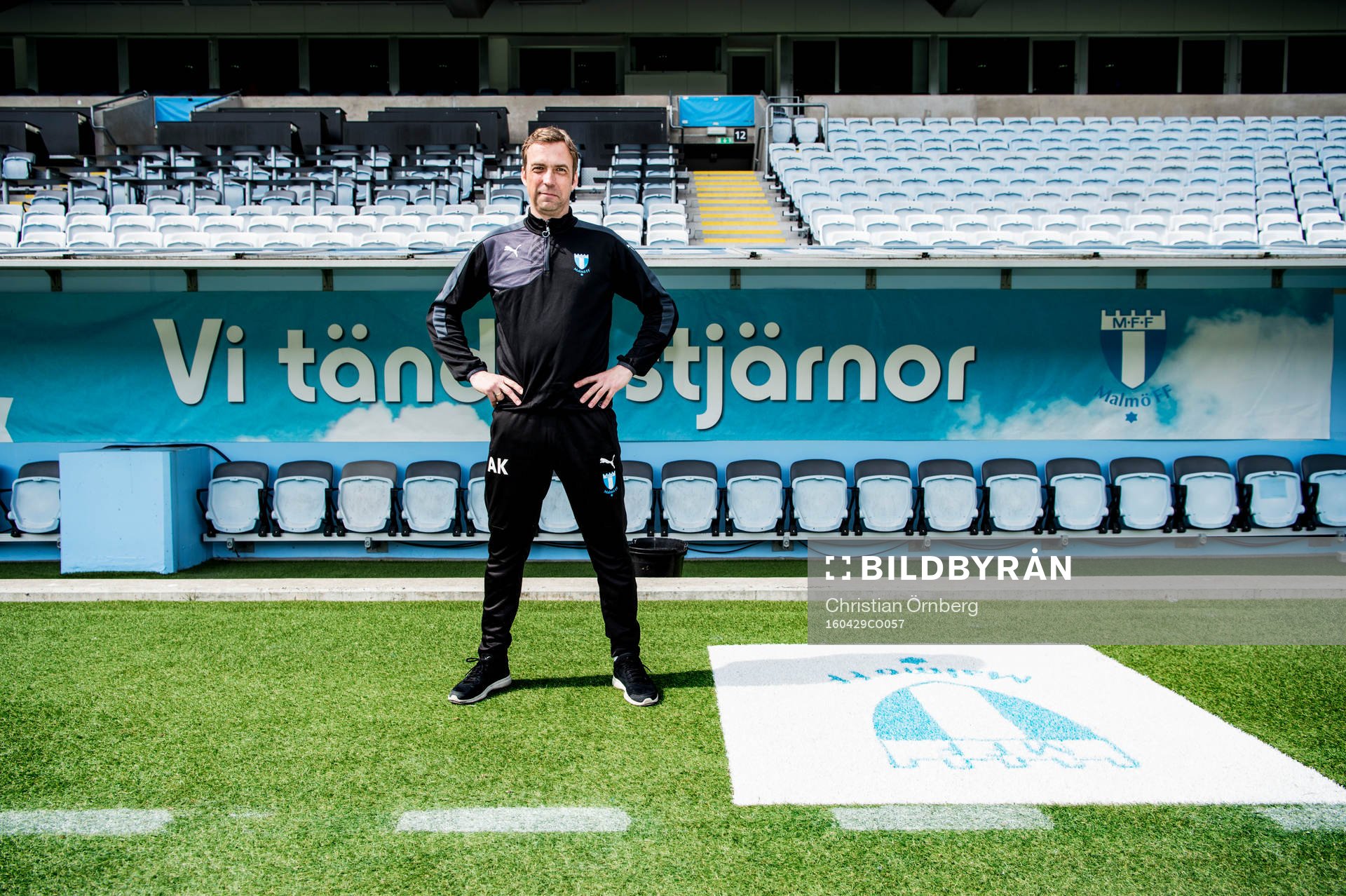 Huvudtränaren i Malmö FF, Allan Kuhn, framför bänken