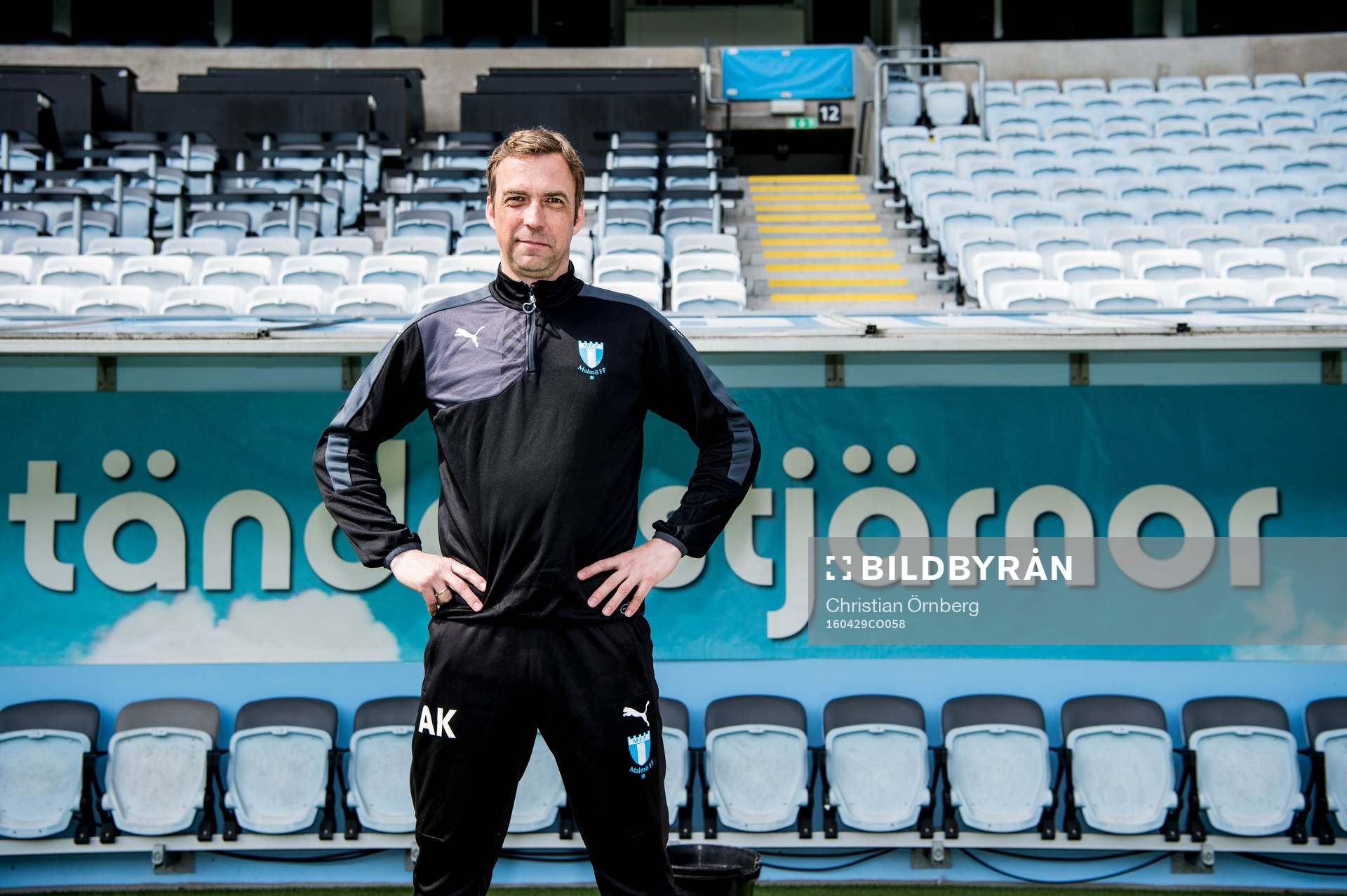 Huvudtränaren i Malmö FF, Allan Kuhn, framför bänken