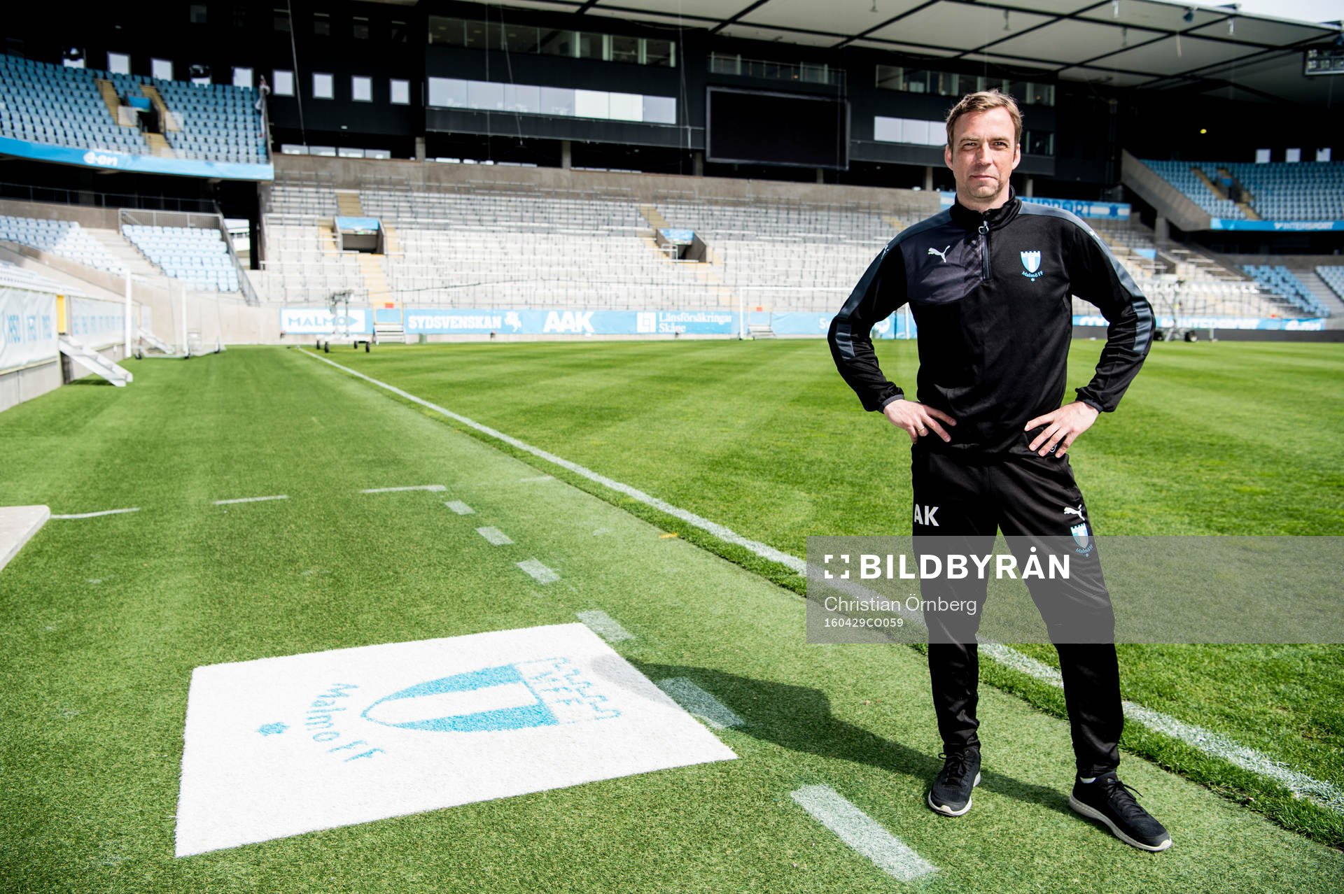 Huvudtränaren i Malmö FF, Allan Kuhn, inne på planen på
