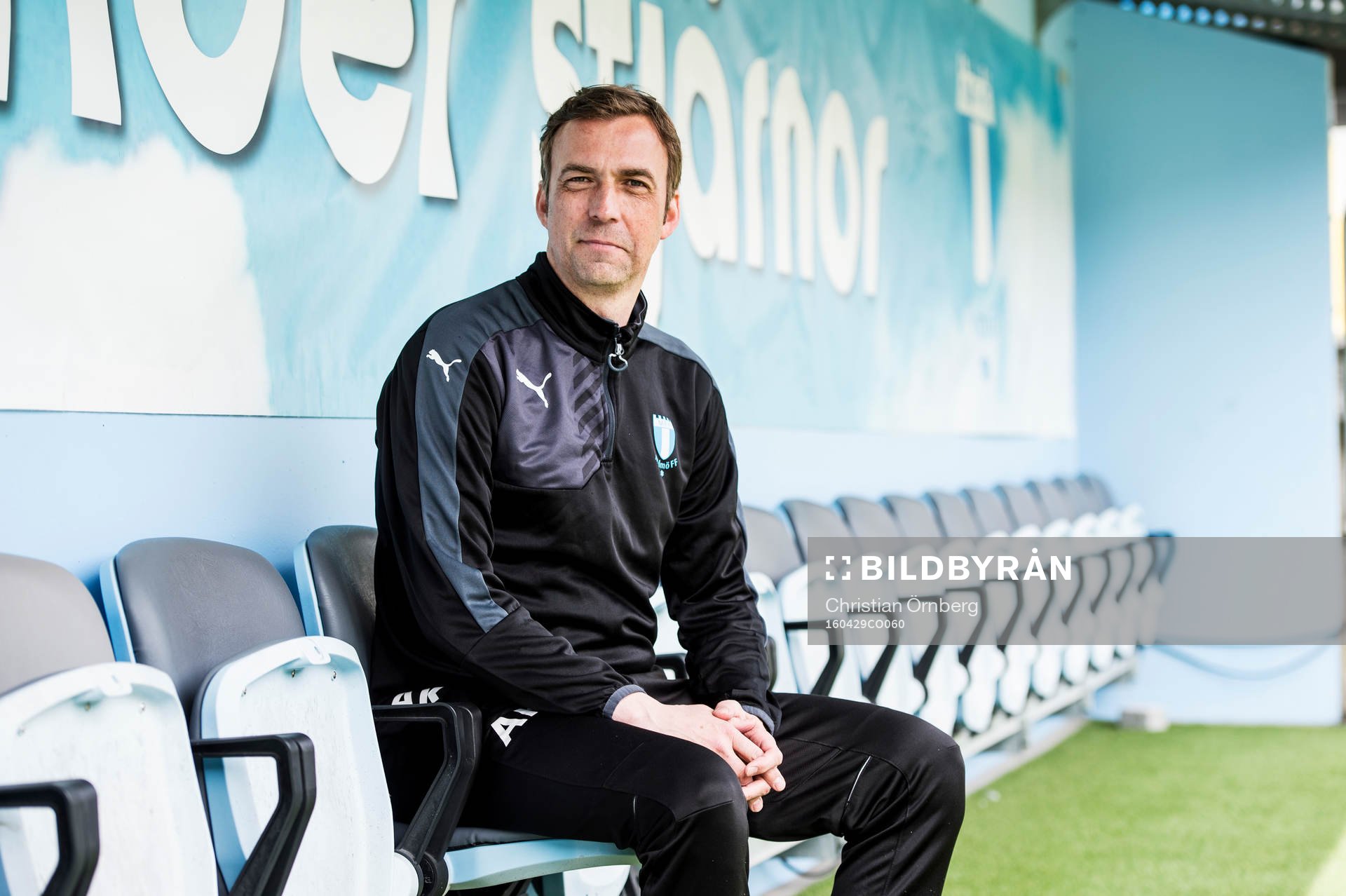 Huvudtränaren i Malmö FF, Allan Kuhn, på bänken inne