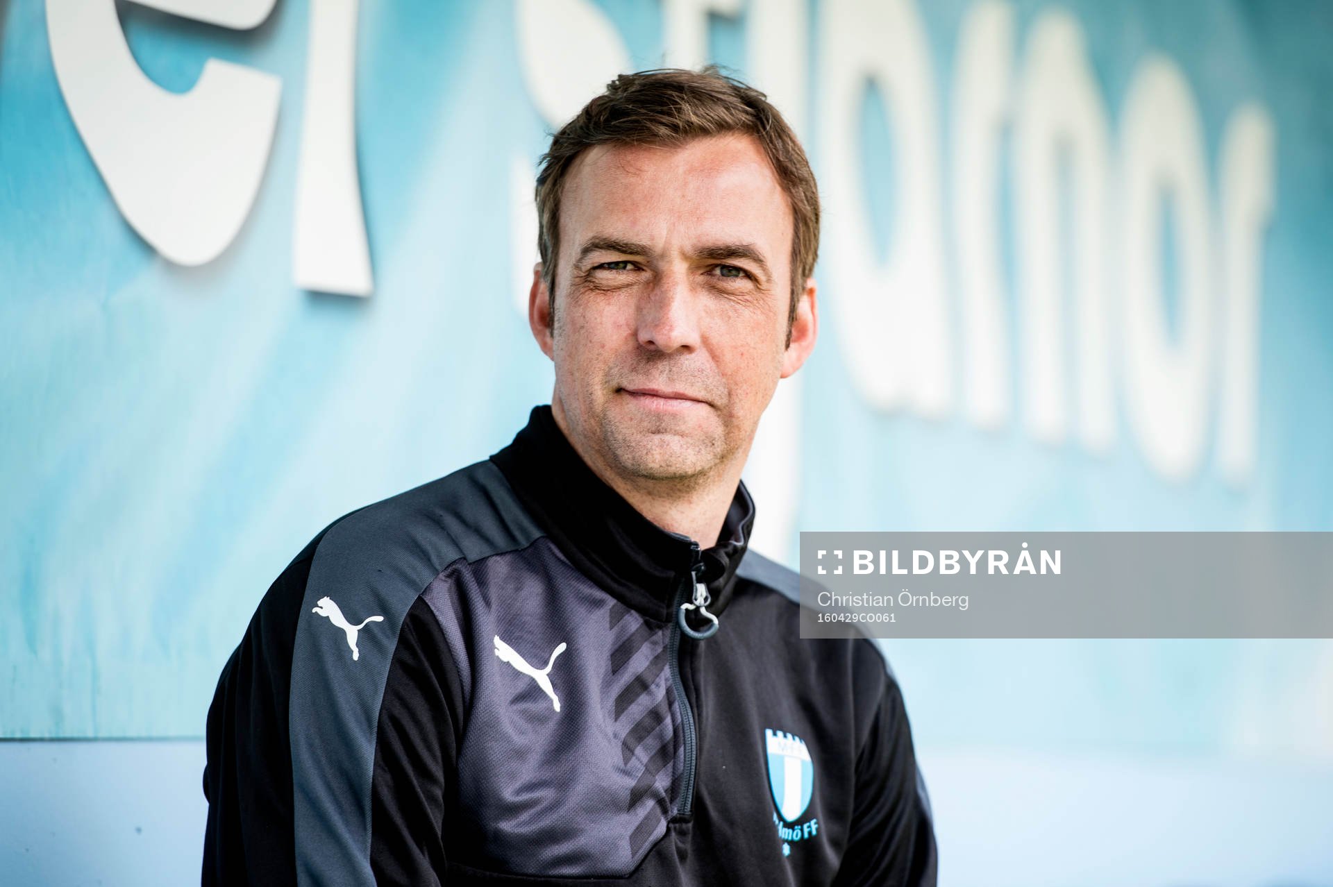 Huvudtränaren i Malmö FF, Allan Kuhn, på bänken inne