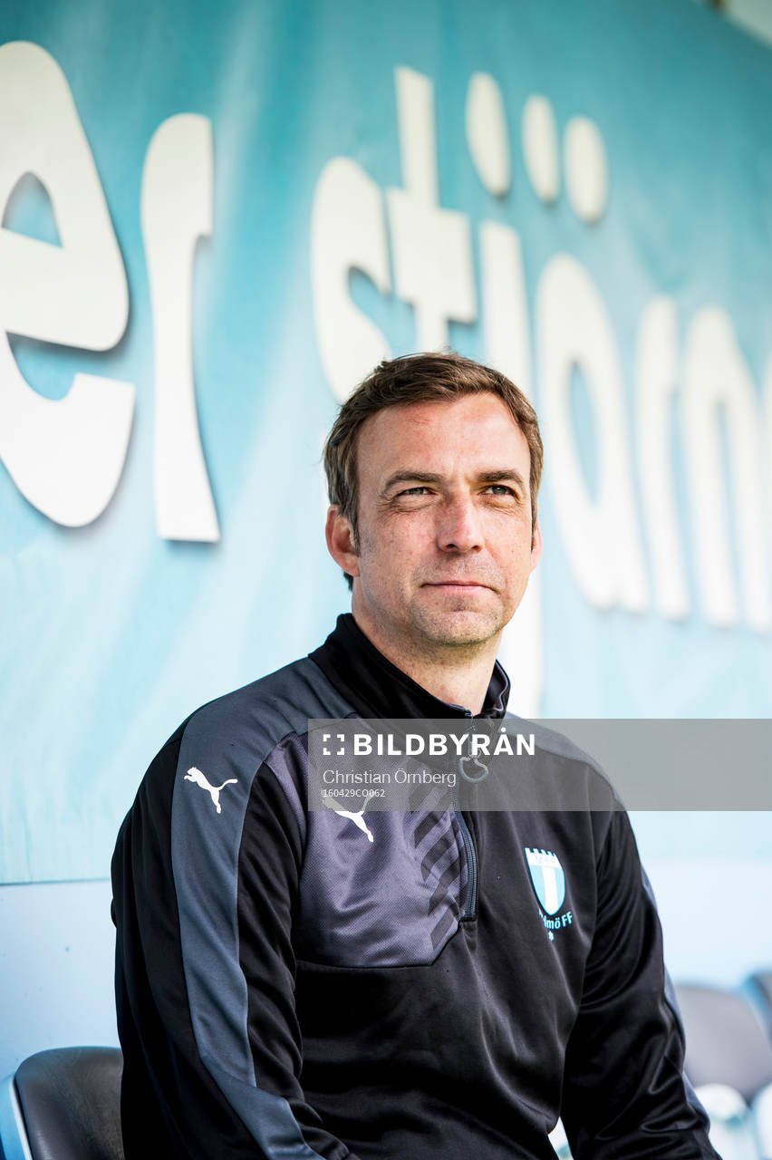 Huvudtränaren i Malmö FF, Allan Kuhn, på bänken inne