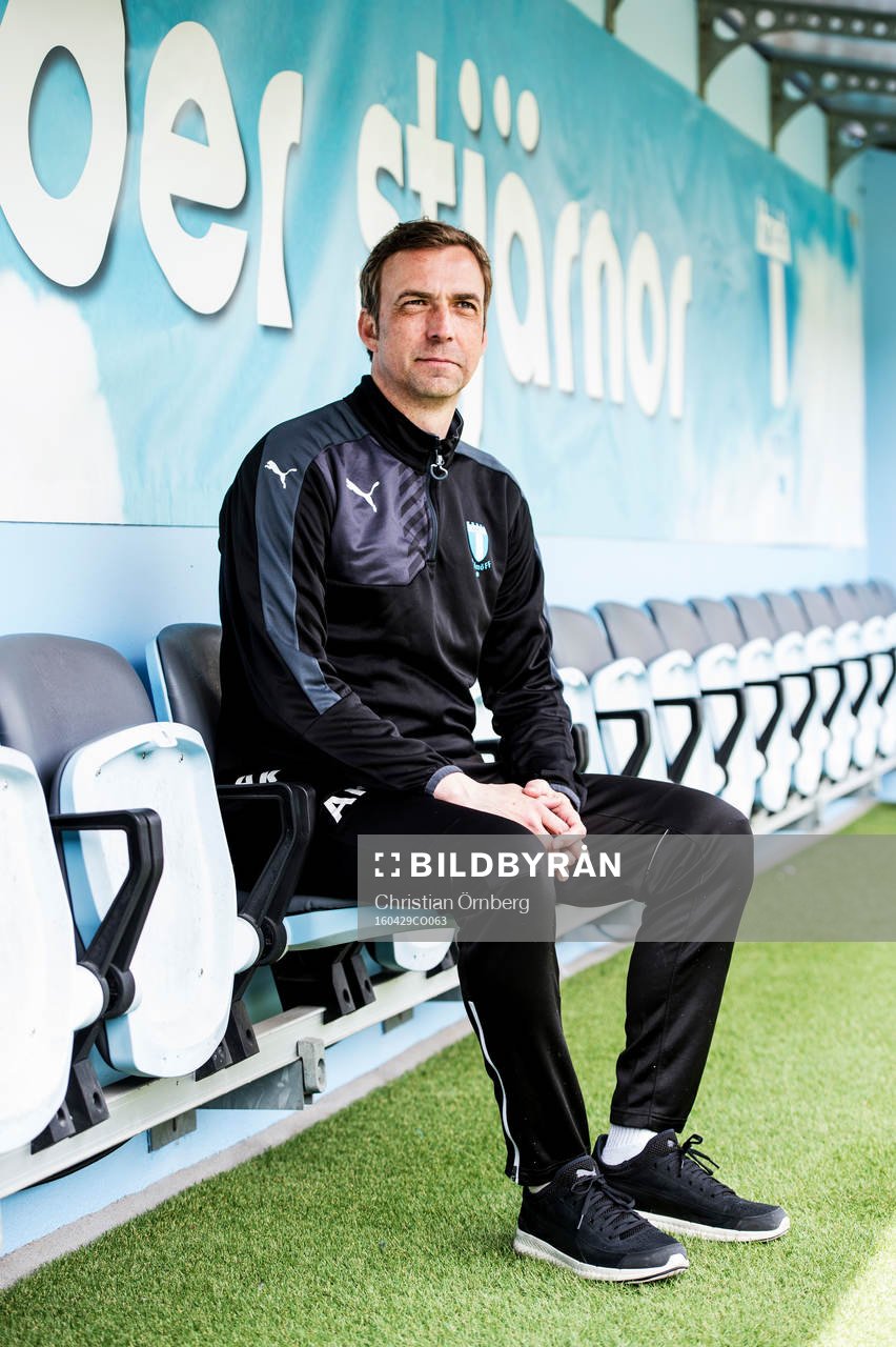Huvudtränaren i Malmö FF, Allan Kuhn, på bänken inne