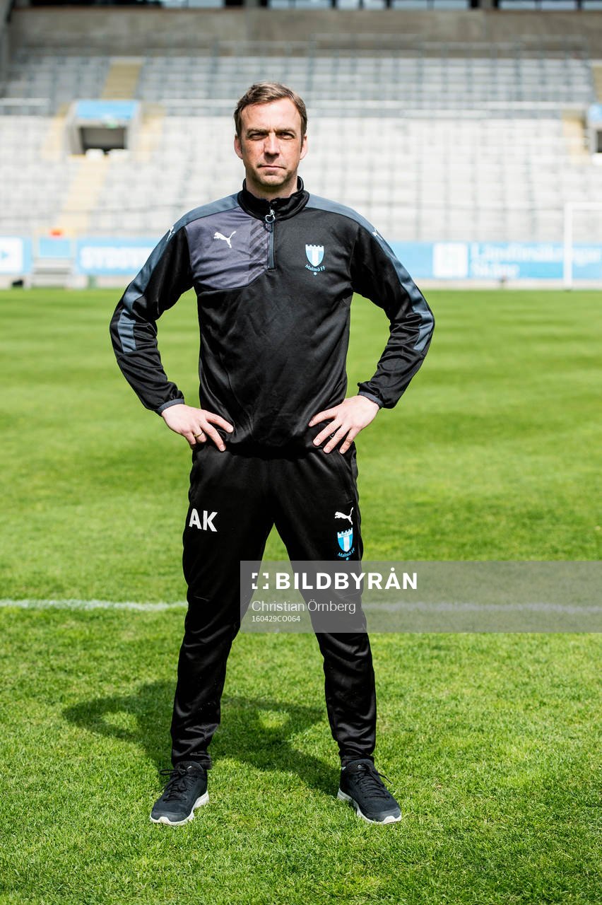 Huvudtränaren i Malmö FF, Allan Kuhn, inne på planen på