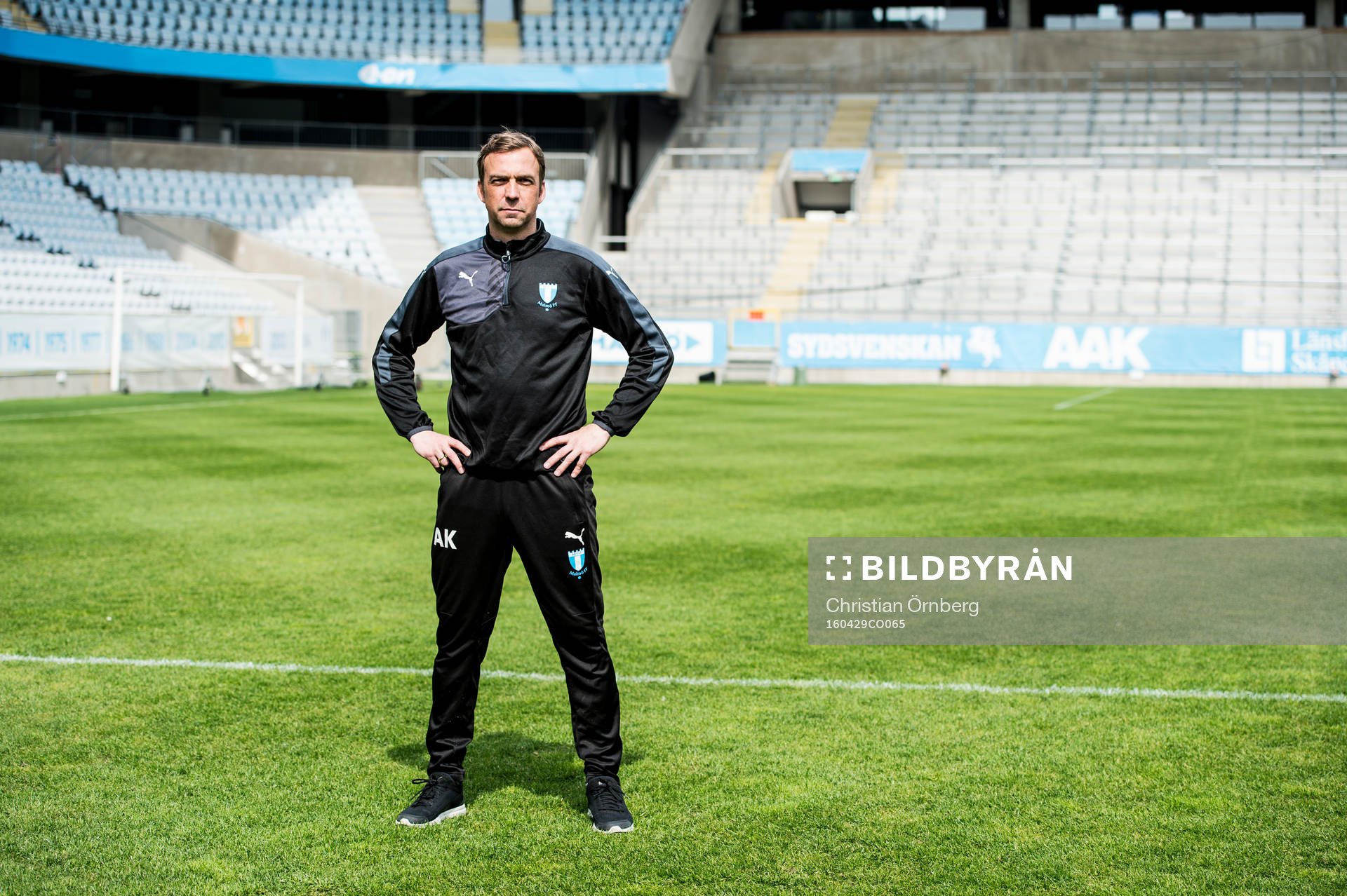 Huvudtränaren i Malmö FF, Allan Kuhn, inne på planen på