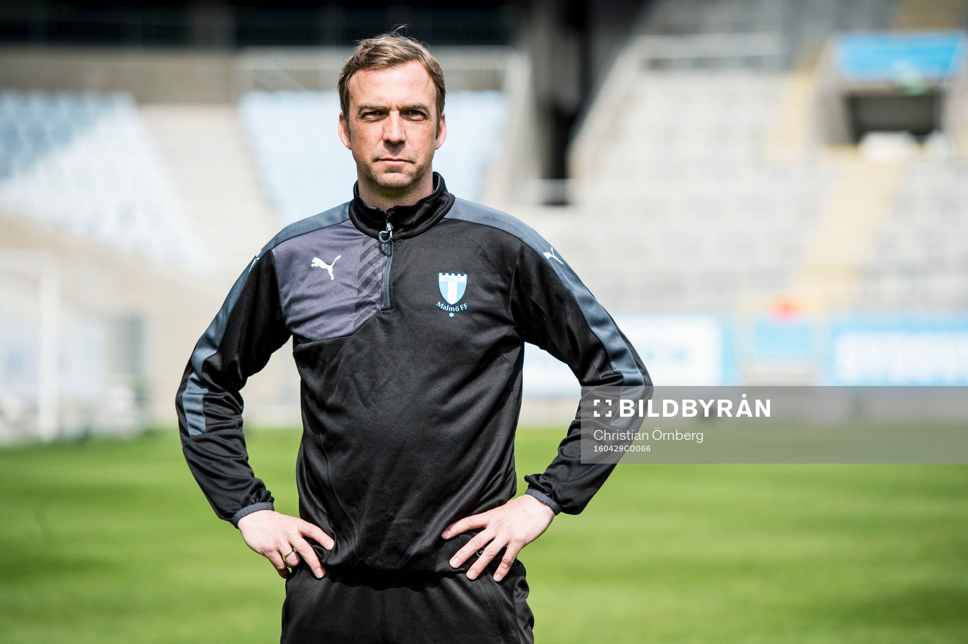 Huvudtränaren i Malmö FF, Allan Kuhn, inne på planen på