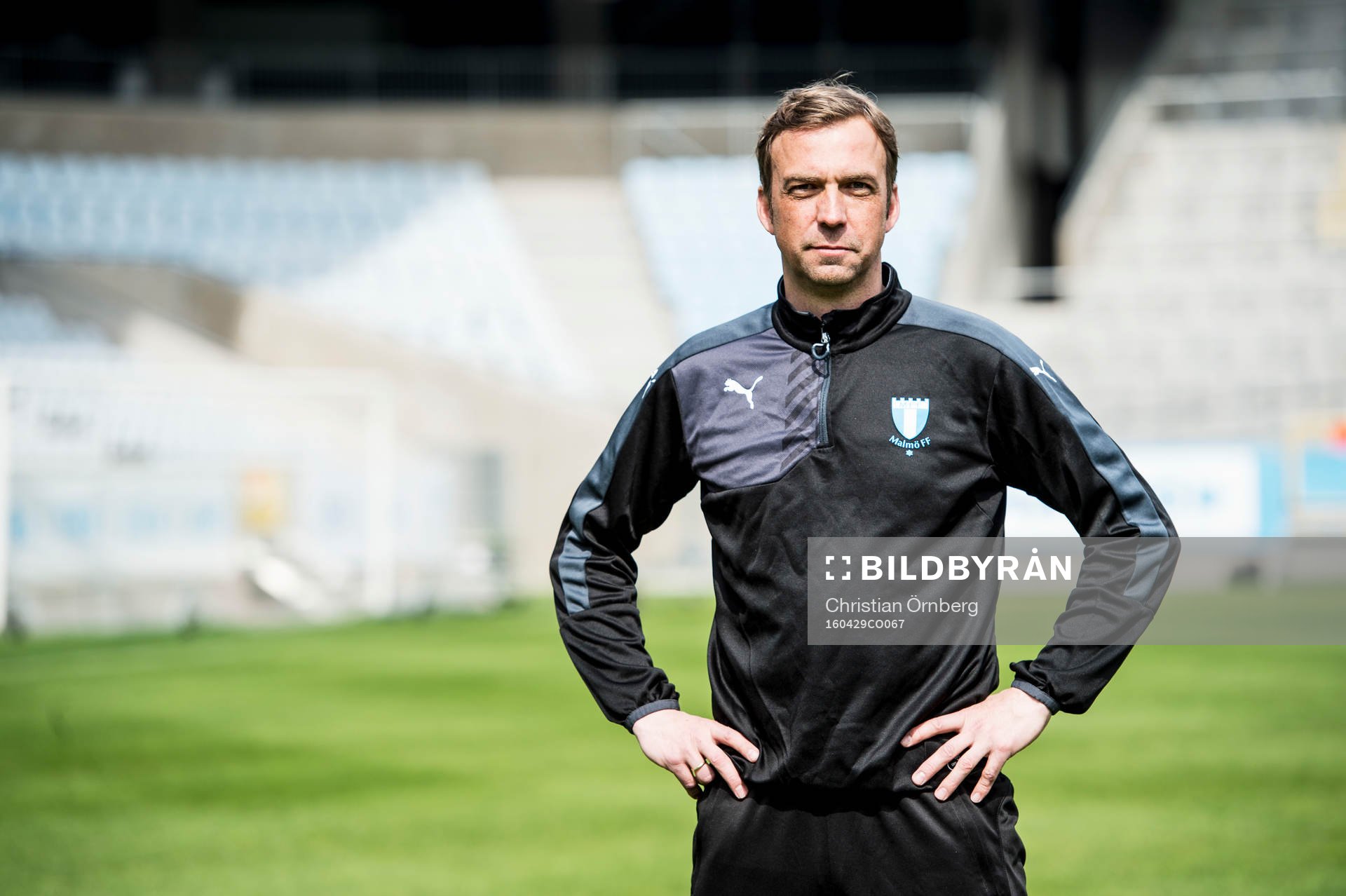 Huvudtränaren i Malmö FF, Allan Kuhn, inne på planen på
