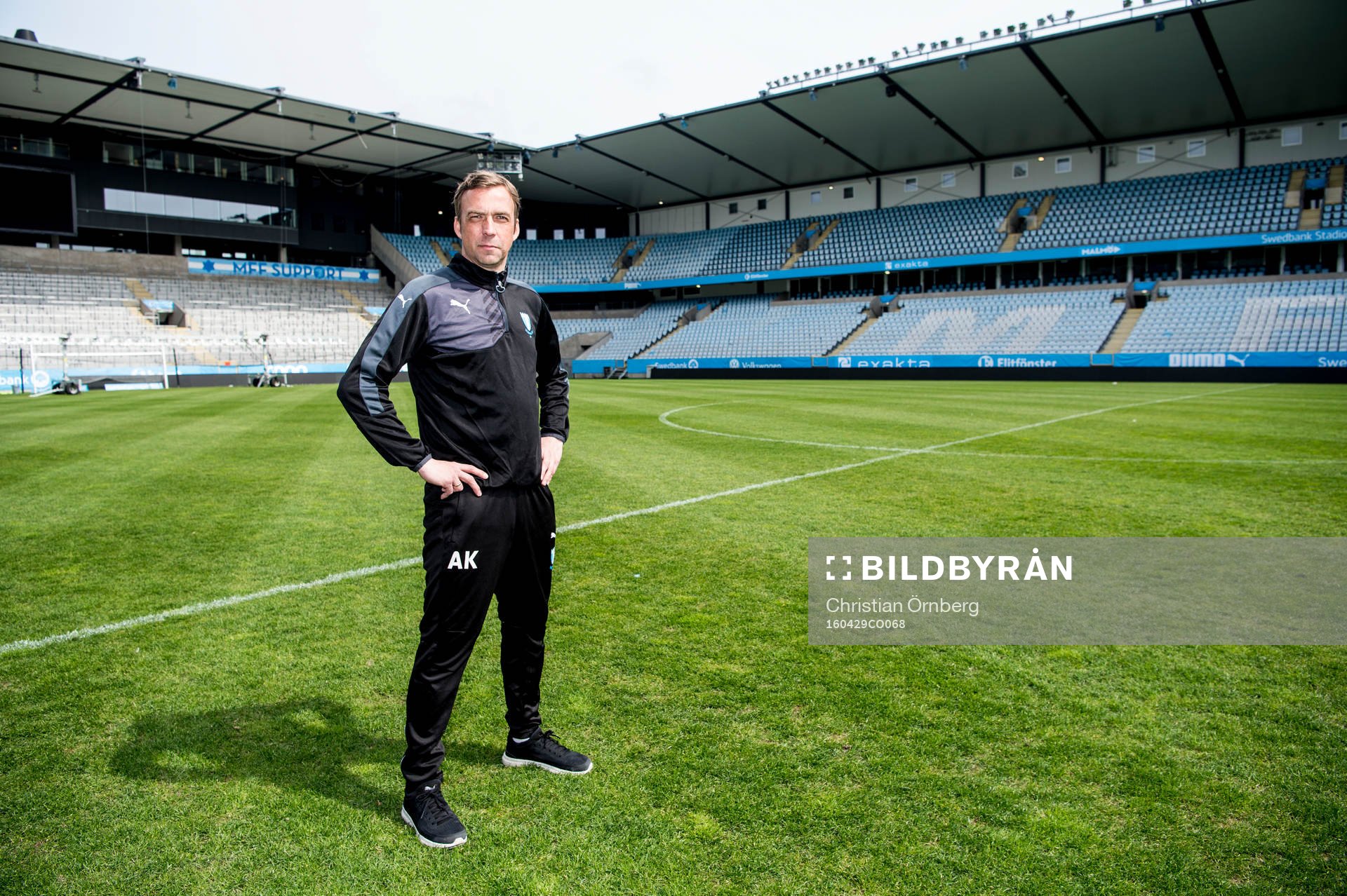 Huvudtränaren i Malmö FF, Allan Kuhn, inne på planen på