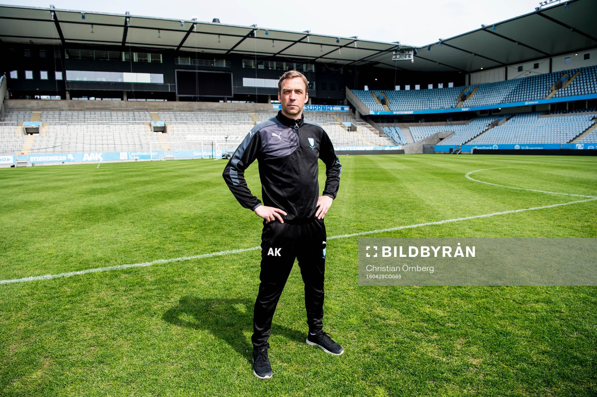 Huvudtränaren i Malmö FF, Allan Kuhn, inne på planen på