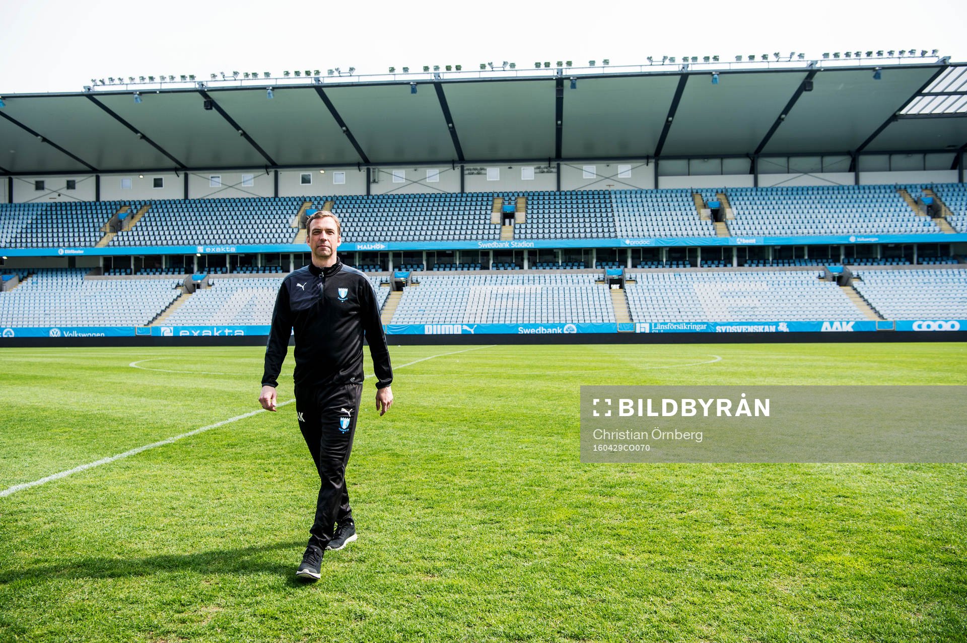 Huvudtränaren i Malmö FF, Allan Kuhn, inne på planen på