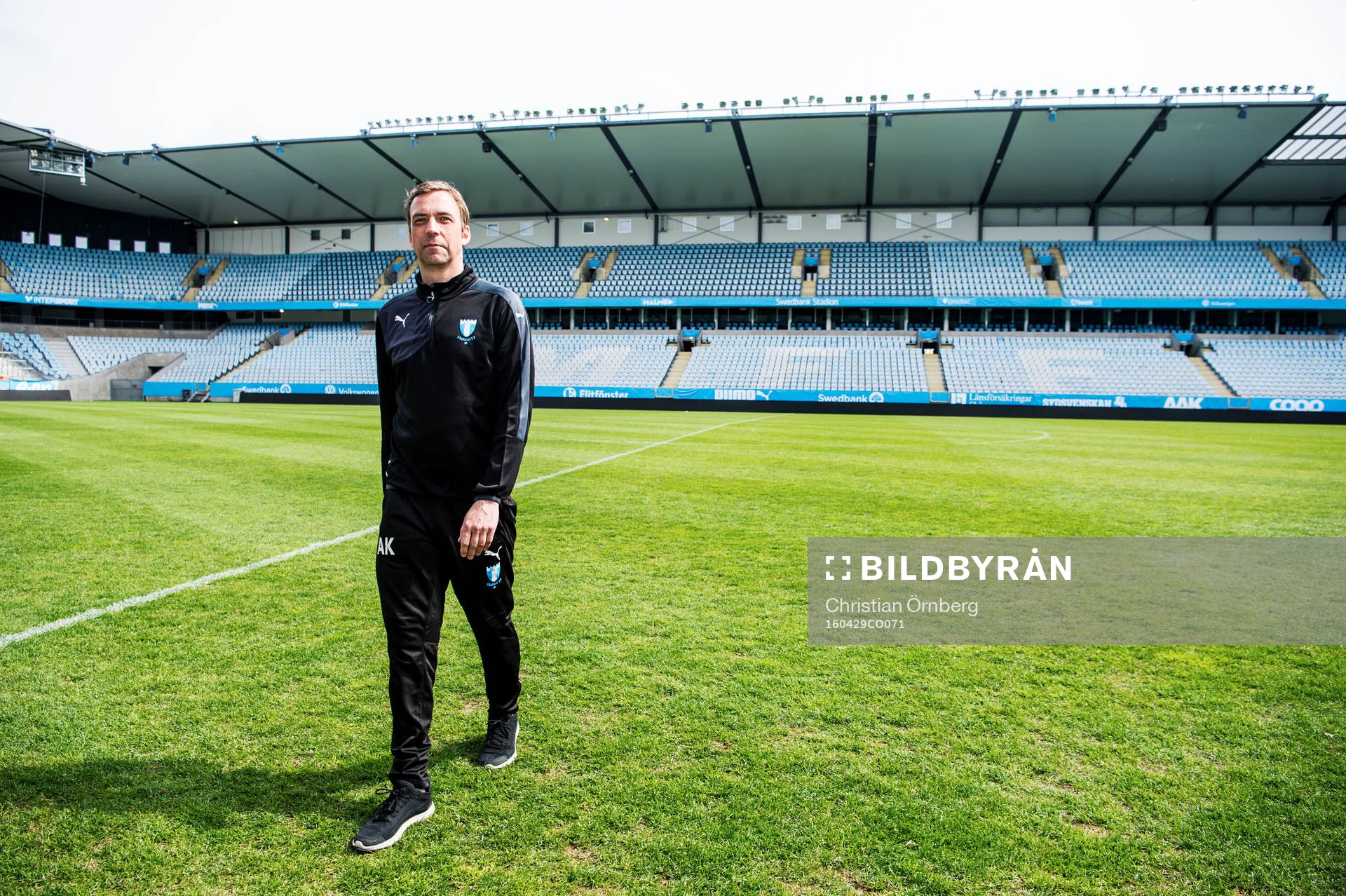 Huvudtränaren i Malmö FF, Allan Kuhn, inne på planen på