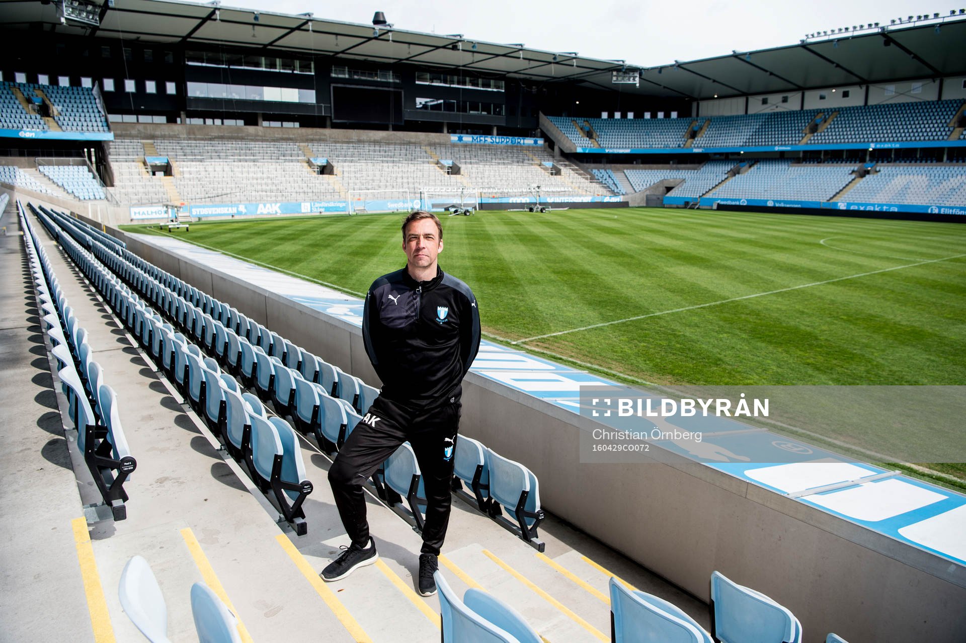 Huvudtränaren i Malmö FF, Allan Kuhn, tittar ut över