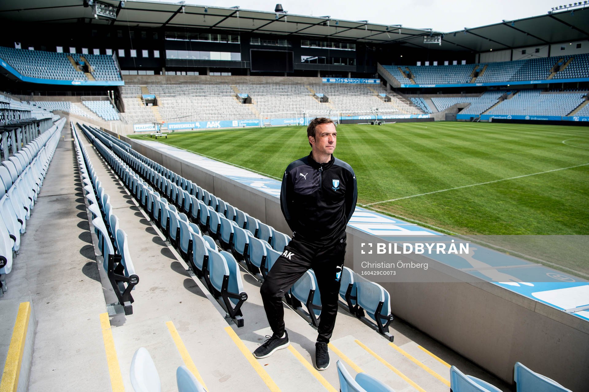 Huvudtränaren i Malmö FF, Allan Kuhn, tittar ut över