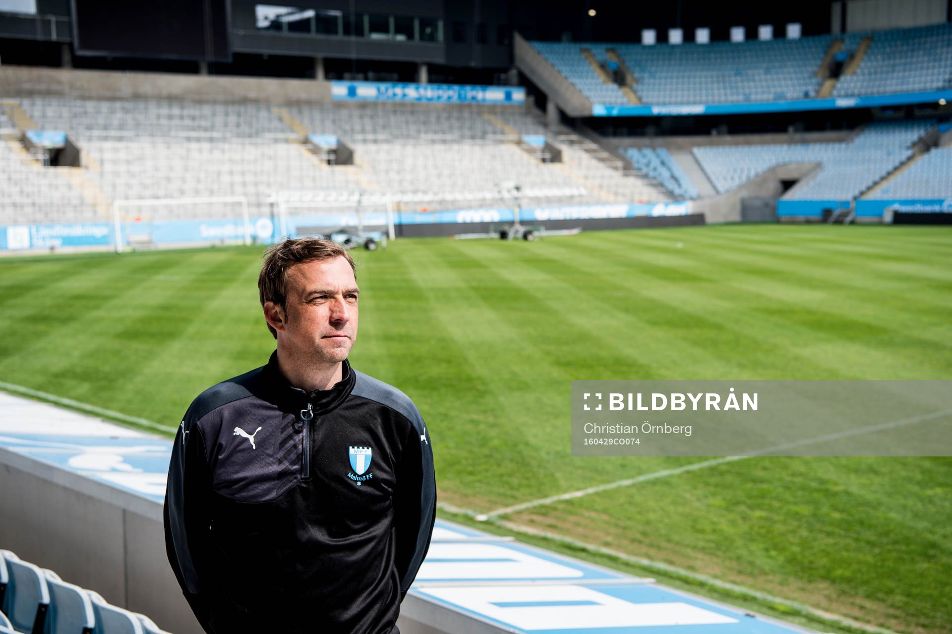 Huvudtränaren i Malmö FF, Allan Kuhn, tittar ut över